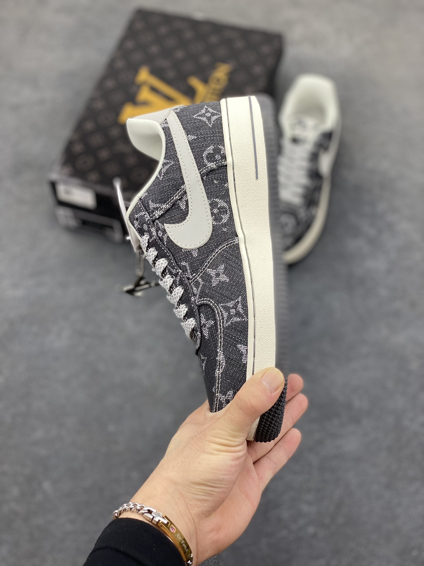 图片[3]-NIke Air Force 1 \’07 Low LV联名–黑牛仔 空军一号低帮 运动鞋 休闲鞋 满天星鞋带 折边针车 工艺难度大 原楦头原纸板 原装鞋盒 原厂鞋底 超高清洁度 细节完美 货号：ZD1988-003 尺码：36 36.5 37.5 38 38.5 39 40 40.5 41 42 42.5 43 44 44.5 45-选品中心
