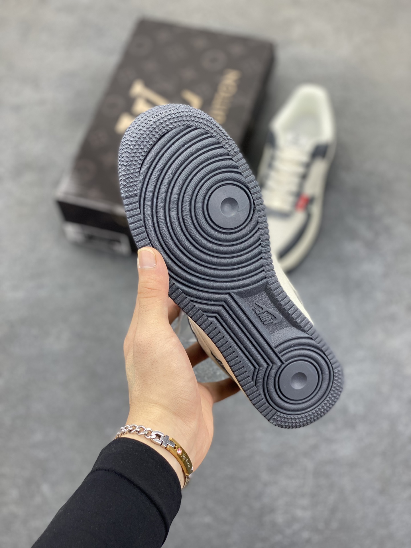 图片[5]-NIke Air Force 1 \’07 Low “LV联名——米灰印花”空军一号 低帮 运动鞋 休闲鞋 折边针车 工艺难度大 原楦头原纸板 原装鞋盒 定制五金配件 内置全掌气垫 原厂鞋底 货号：CS5288-002 尺码：36 36.5 37.5 38 38.5 39 40 40.5 41 42 42.5 43 44 44.5 45-选品中心