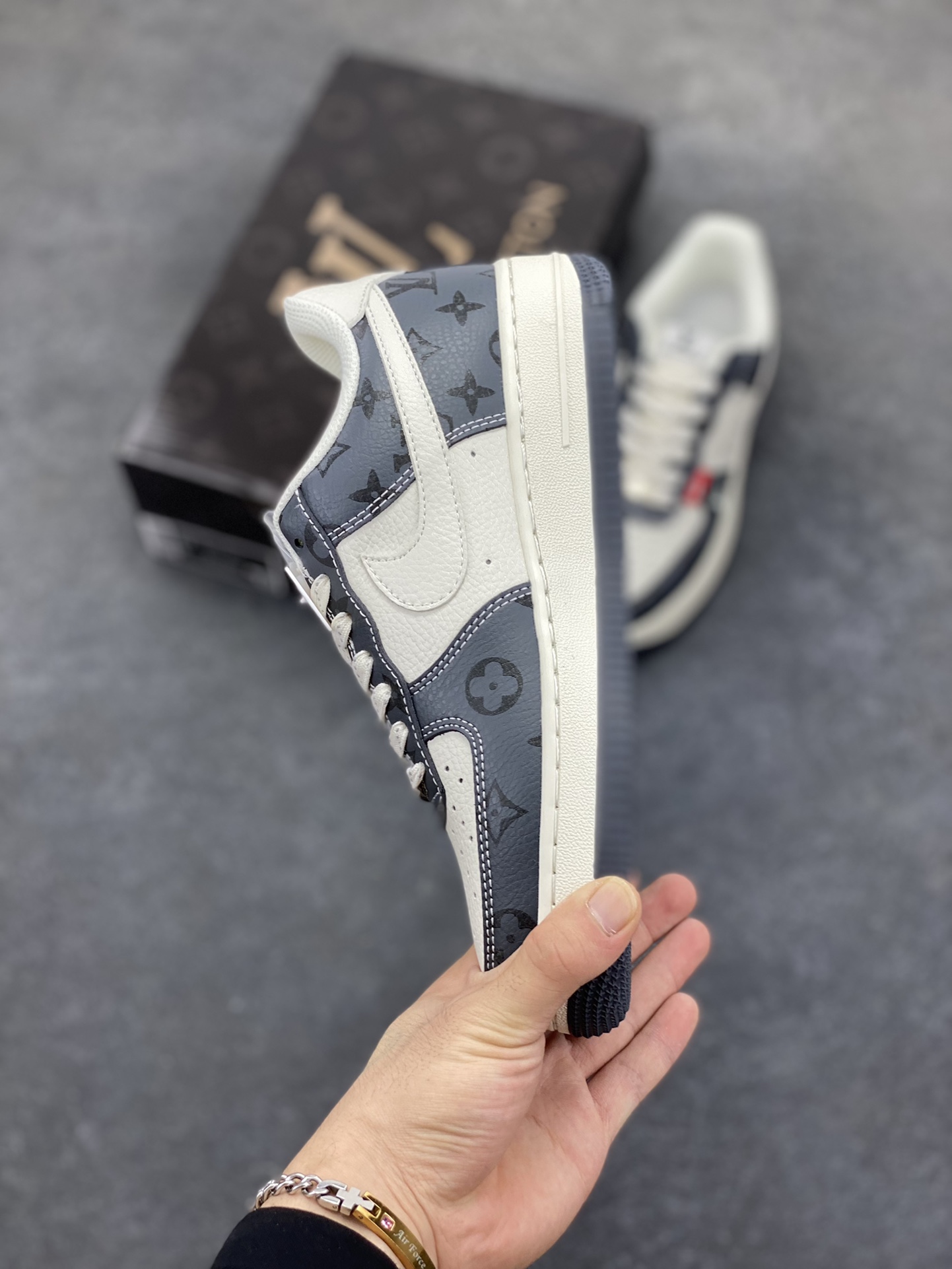 图片[3]-NIke Air Force 1 \’07 Low “LV联名——米灰印花”空军一号 低帮 运动鞋 休闲鞋 折边针车 工艺难度大 原楦头原纸板 原装鞋盒 定制五金配件 内置全掌气垫 原厂鞋底 货号：CS5288-002 尺码：36 36.5 37.5 38 38.5 39 40 40.5 41 42 42.5 43 44 44.5 45-选品中心