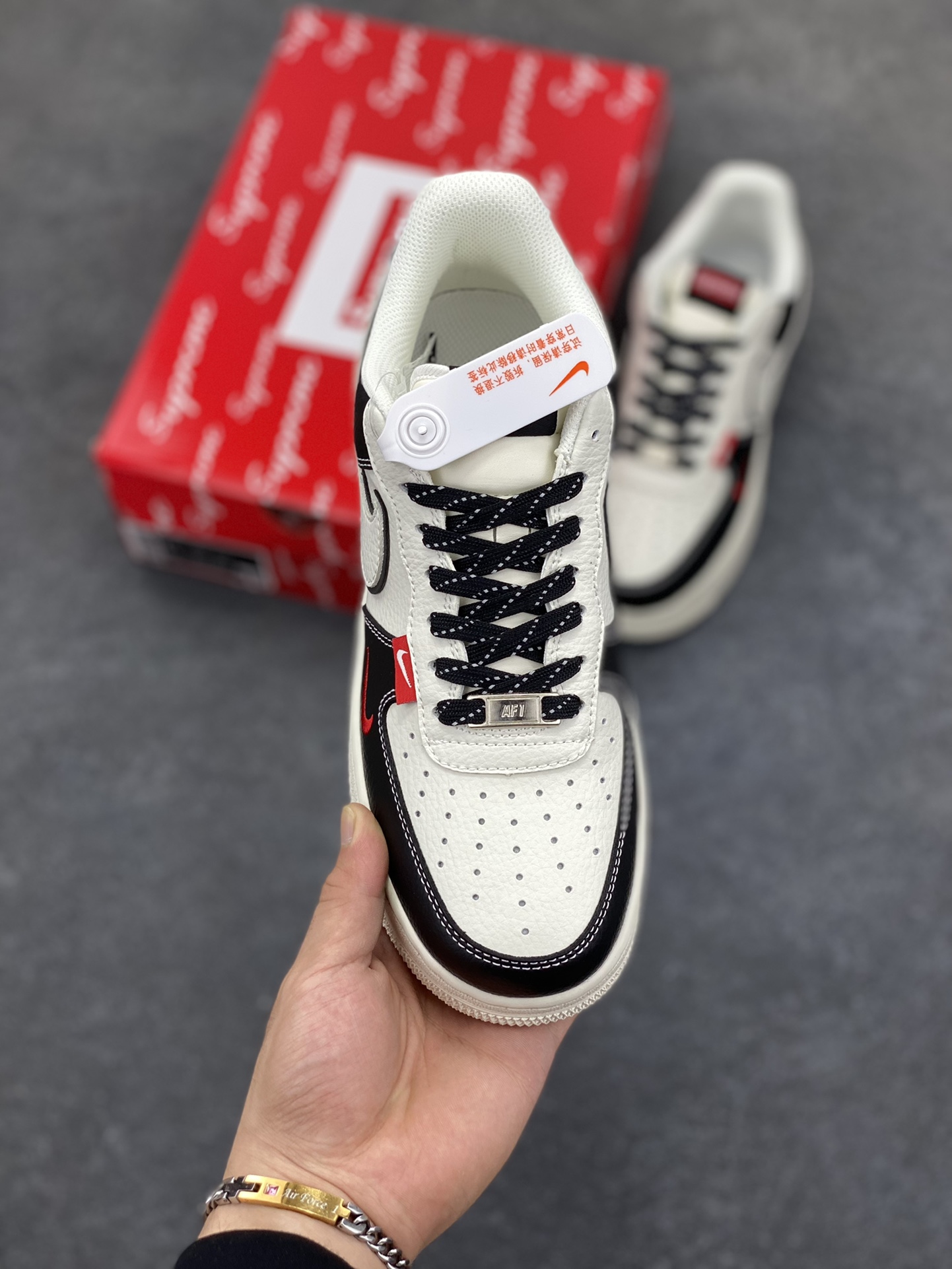 图片[2]-NIke Air Force 1 \’07 Low “Supreme联名——双拼小红勾”空军一号 低帮 运动鞋 休闲鞋 折边针车 工艺难度大 原楦头原纸板 原装鞋盒 定制五金配件 内置全掌气垫 原厂鞋底 货号：CS5288-004 尺码：36 36.5 37.5 38 38.5 39 40 40.5 41 42 42.5 43 44 44.5 45-选品中心