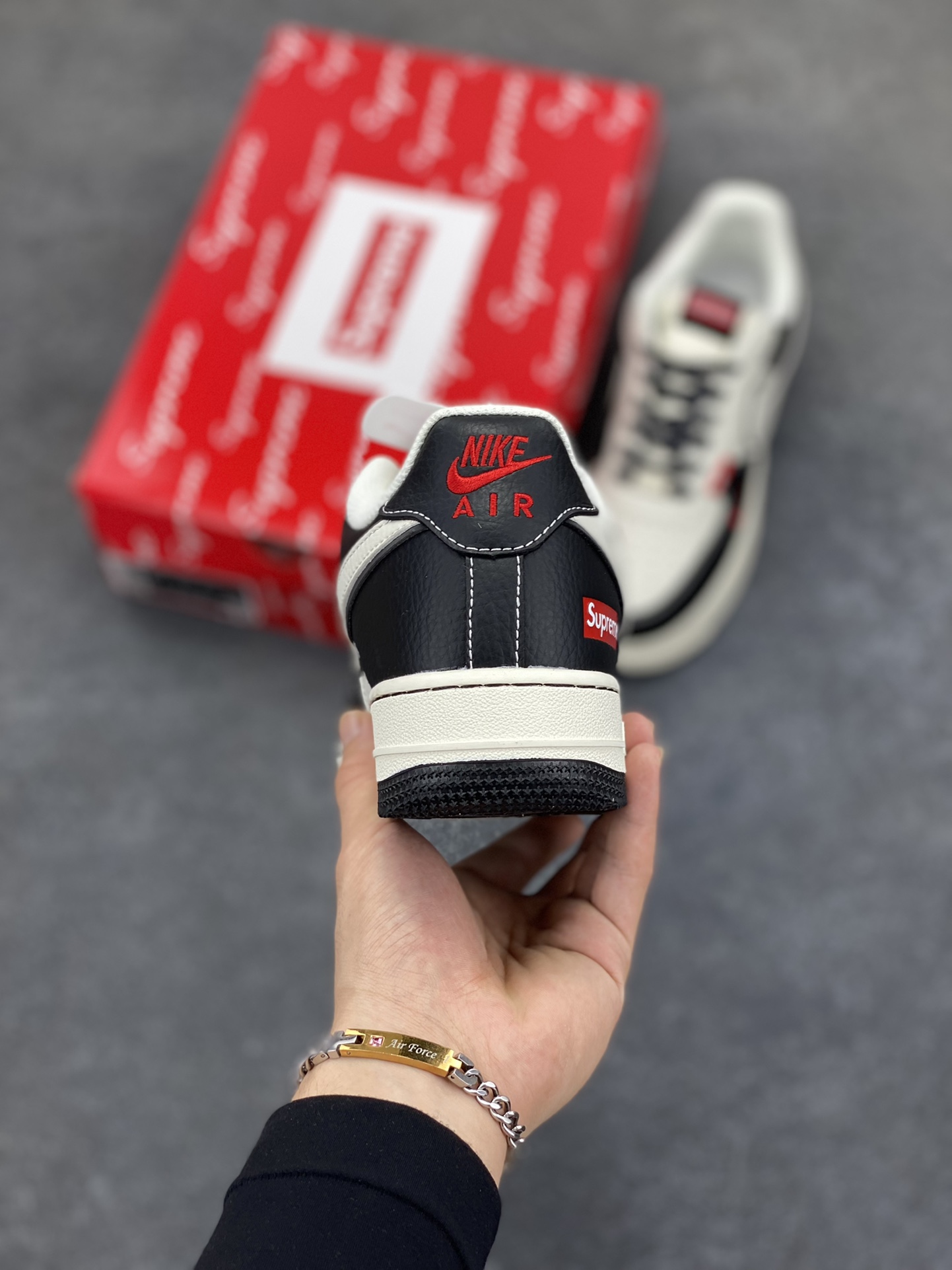 图片[4]-NIke Air Force 1 \’07 Low “Supreme联名——双拼小红勾”空军一号 低帮 运动鞋 休闲鞋 折边针车 工艺难度大 原楦头原纸板 原装鞋盒 定制五金配件 内置全掌气垫 原厂鞋底 货号：CS5288-004 尺码：36 36.5 37.5 38 38.5 39 40 40.5 41 42 42.5 43 44 44.5 45-选品中心