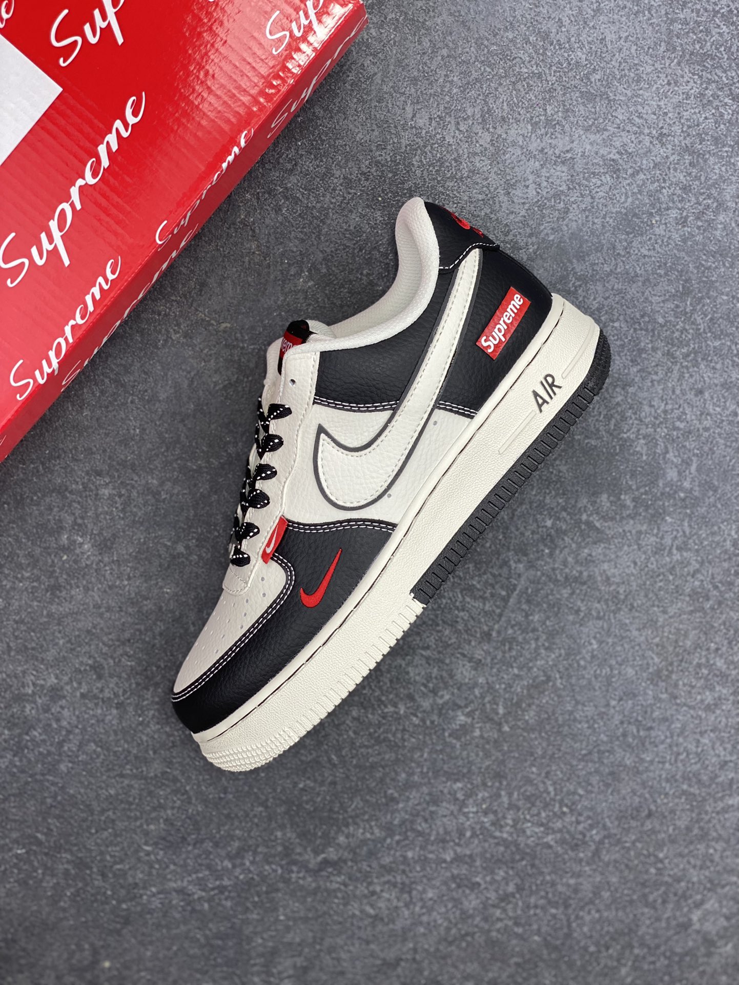 图片[7]-NIke Air Force 1 \’07 Low “Supreme联名——双拼小红勾”空军一号 低帮 运动鞋 休闲鞋 折边针车 工艺难度大 原楦头原纸板 原装鞋盒 定制五金配件 内置全掌气垫 原厂鞋底 货号：CS5288-004 尺码：36 36.5 37.5 38 38.5 39 40 40.5 41 42 42.5 43 44 44.5 45-选品中心