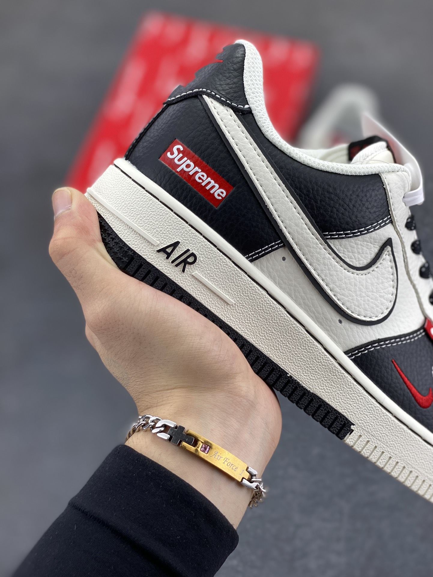 图片[6]-NIke Air Force 1 \’07 Low “Supreme联名——双拼小红勾”空军一号 低帮 运动鞋 休闲鞋 折边针车 工艺难度大 原楦头原纸板 原装鞋盒 定制五金配件 内置全掌气垫 原厂鞋底 货号：CS5288-004 尺码：36 36.5 37.5 38 38.5 39 40 40.5 41 42 42.5 43 44 44.5 45-选品中心