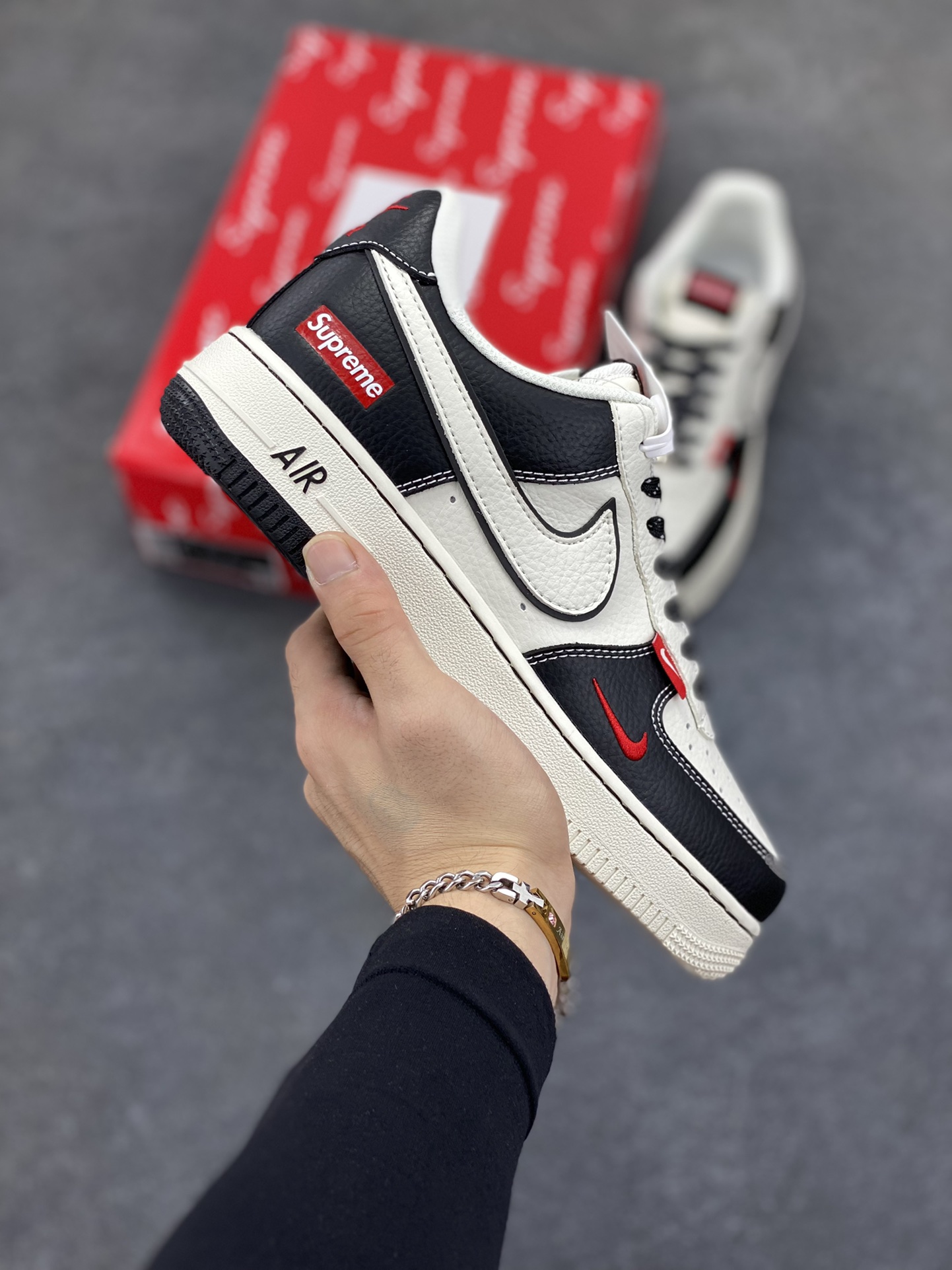 NIke Air Force 1 \'07 Low “Supreme联名——双拼小红勾”空军一号 低帮 运动鞋 休闲鞋 折边针车 工艺难度大 原楦头原纸板 原装鞋盒 定制五金配件 内置全掌气垫 原厂鞋底 货号：CS5288-004 尺码：36 36.5 37.5 38 38.5 39 40 40.5 41 42 42.5 43 44 44.5 45-选品中心