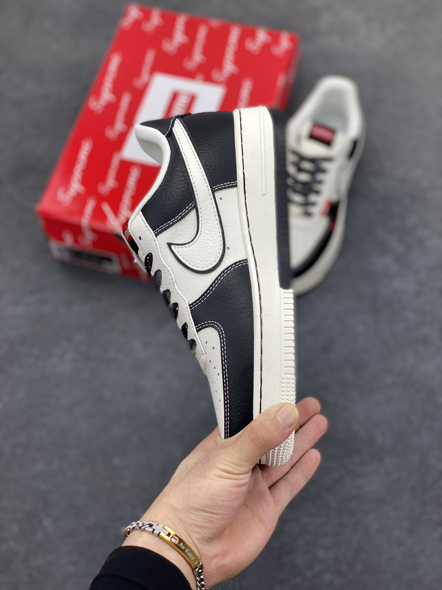 图片[3]-NIke Air Force 1 \’07 Low “Supreme联名——双拼小红勾”空军一号 低帮 运动鞋 休闲鞋 折边针车 工艺难度大 原楦头原纸板 原装鞋盒 定制五金配件 内置全掌气垫 原厂鞋底 货号：CS5288-004 尺码：36 36.5 37.5 38 38.5 39 40 40.5 41 42 42.5 43 44 44.5 45-选品中心
