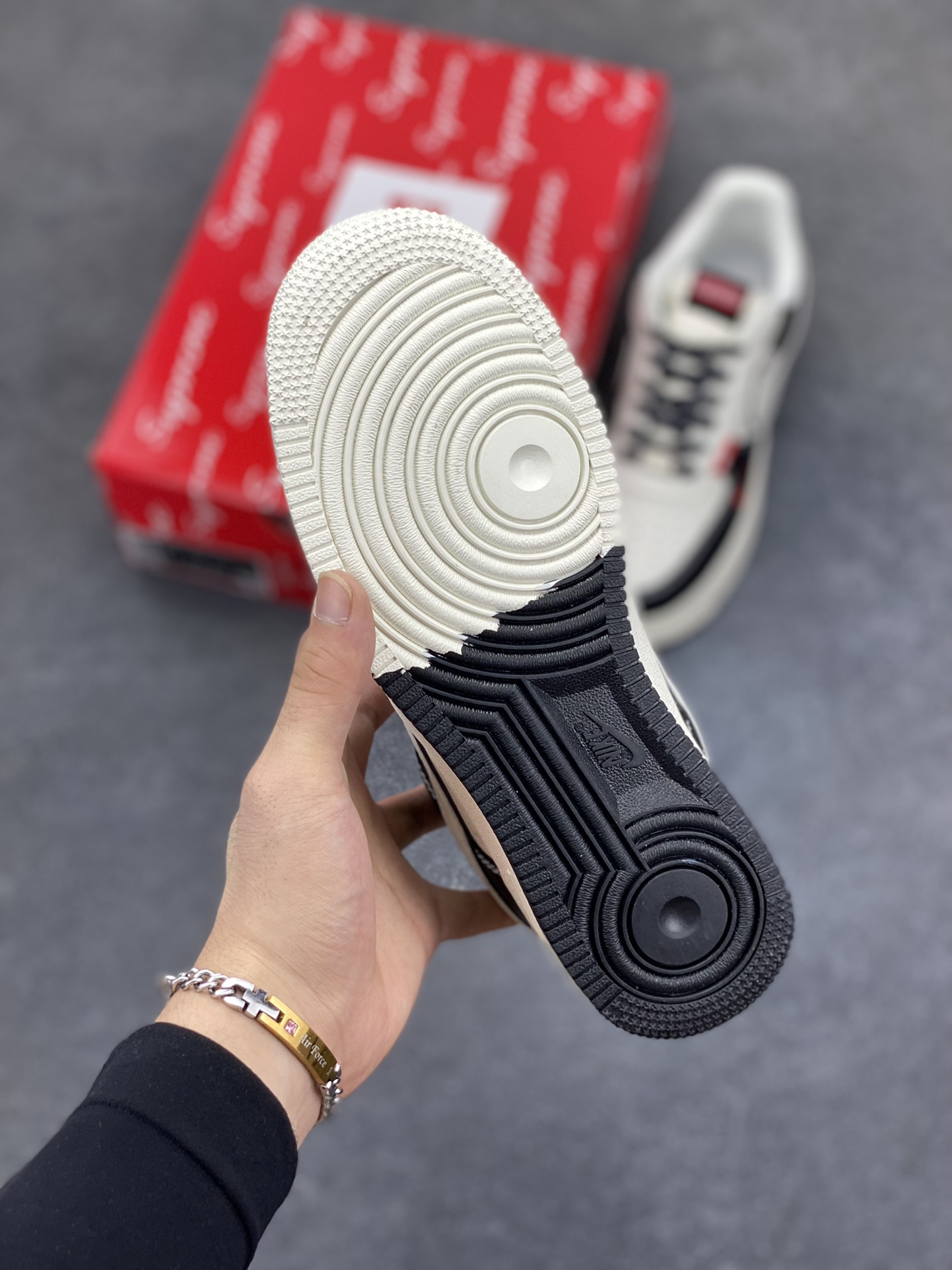 图片[5]-NIke Air Force 1 \’07 Low “Supreme联名——双拼小红勾”空军一号 低帮 运动鞋 休闲鞋 折边针车 工艺难度大 原楦头原纸板 原装鞋盒 定制五金配件 内置全掌气垫 原厂鞋底 货号：CS5288-004 尺码：36 36.5 37.5 38 38.5 39 40 40.5 41 42 42.5 43 44 44.5 45-选品中心