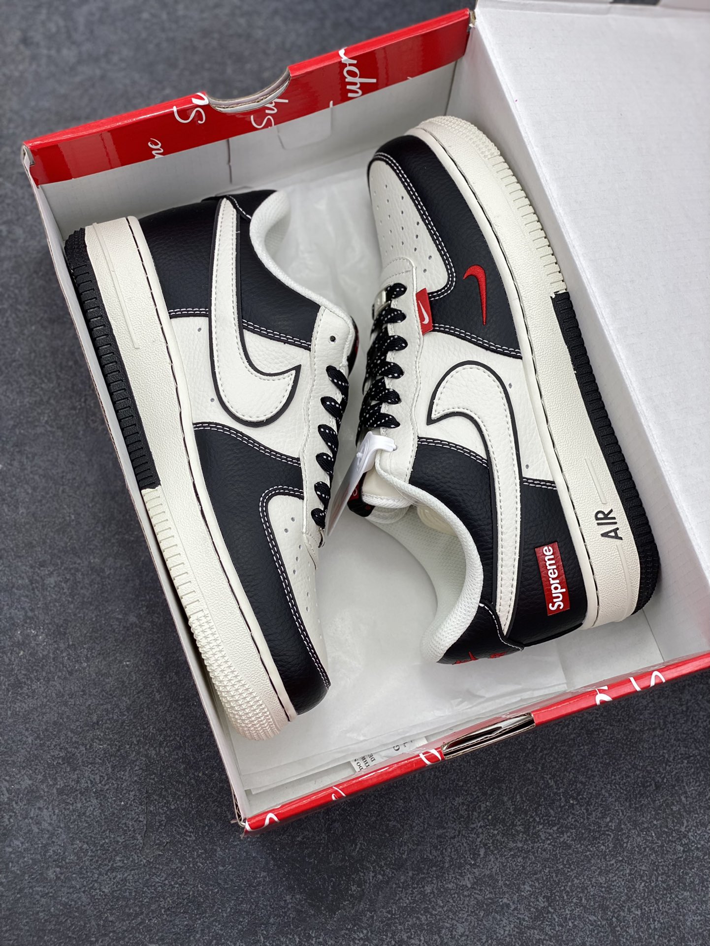 图片[9]-NIke Air Force 1 \’07 Low “Supreme联名——双拼小红勾”空军一号 低帮 运动鞋 休闲鞋 折边针车 工艺难度大 原楦头原纸板 原装鞋盒 定制五金配件 内置全掌气垫 原厂鞋底 货号：CS5288-004 尺码：36 36.5 37.5 38 38.5 39 40 40.5 41 42 42.5 43 44 44.5 45-选品中心