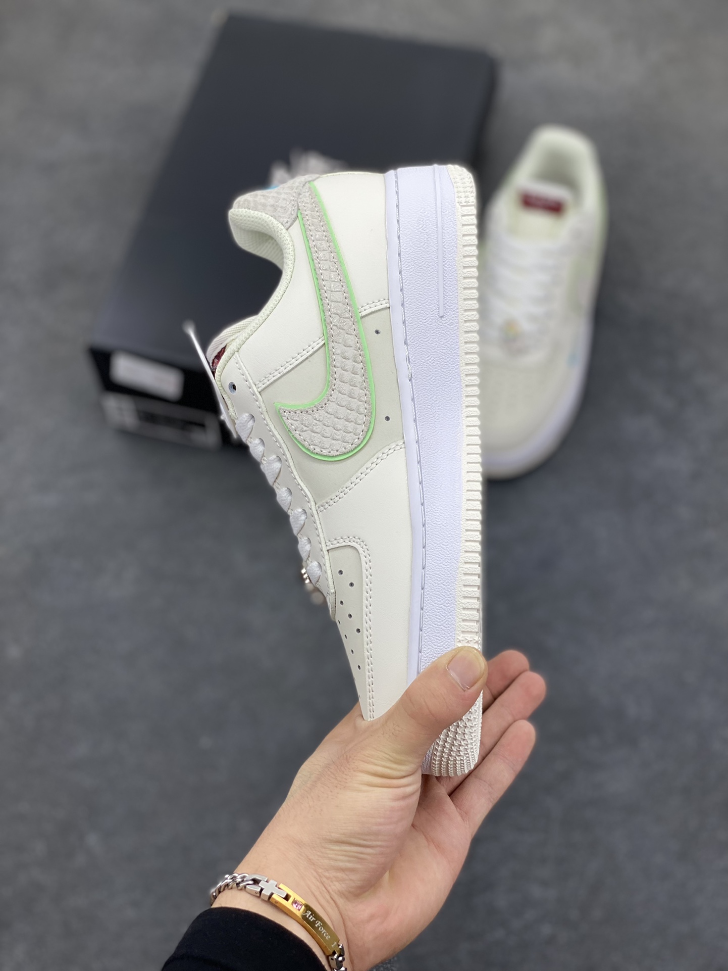 图片[3]-福利特价 Nike Air Force 1 空军一号 休闲板鞋 龙年 原楦头原纸板 打造纯正空军版型#专注外贸渠道 #原盒配件 原厂中底钢印、拉帮完美 货号：FZ5052-131 尺码：36 36.5 37.5 38 38.5 39 40 40.5 41 42 42.5 43 44 44.5 45-选品中心