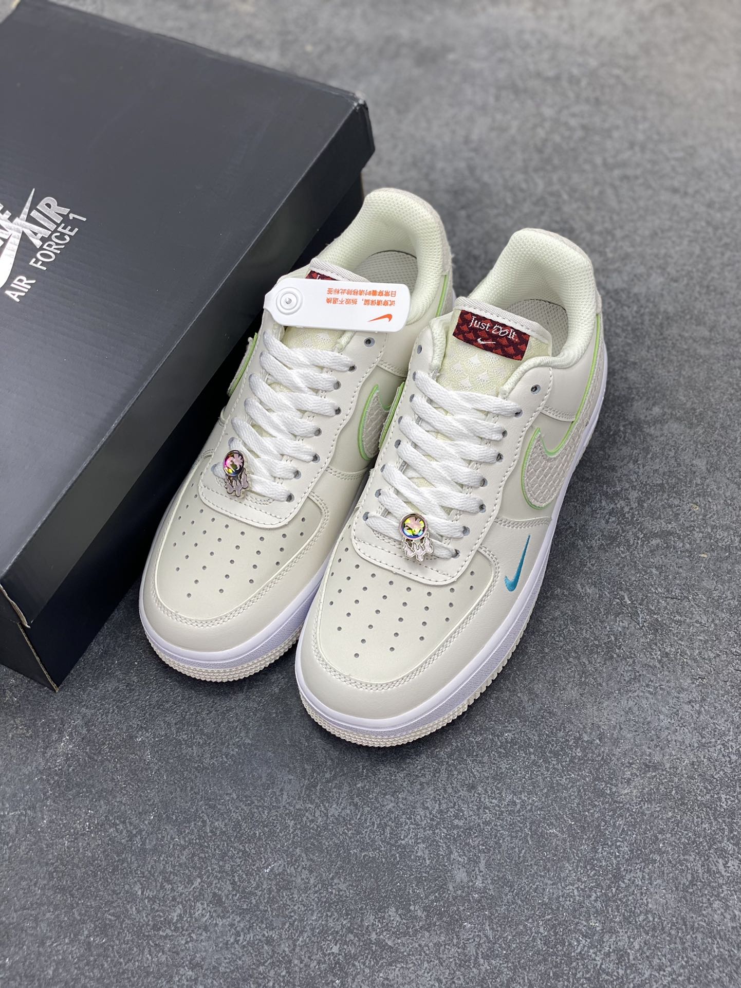 图片[8]-福利特价 Nike Air Force 1 空军一号 休闲板鞋 龙年 原楦头原纸板 打造纯正空军版型#专注外贸渠道 #原盒配件 原厂中底钢印、拉帮完美 货号：FZ5052-131 尺码：36 36.5 37.5 38 38.5 39 40 40.5 41 42 42.5 43 44 44.5 45-选品中心