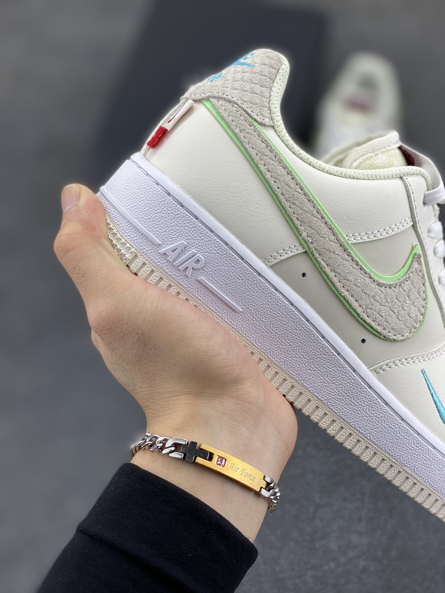 图片[6]-福利特价 Nike Air Force 1 空军一号 休闲板鞋 龙年 原楦头原纸板 打造纯正空军版型#专注外贸渠道 #原盒配件 原厂中底钢印、拉帮完美 货号：FZ5052-131 尺码：36 36.5 37.5 38 38.5 39 40 40.5 41 42 42.5 43 44 44.5 45-选品中心