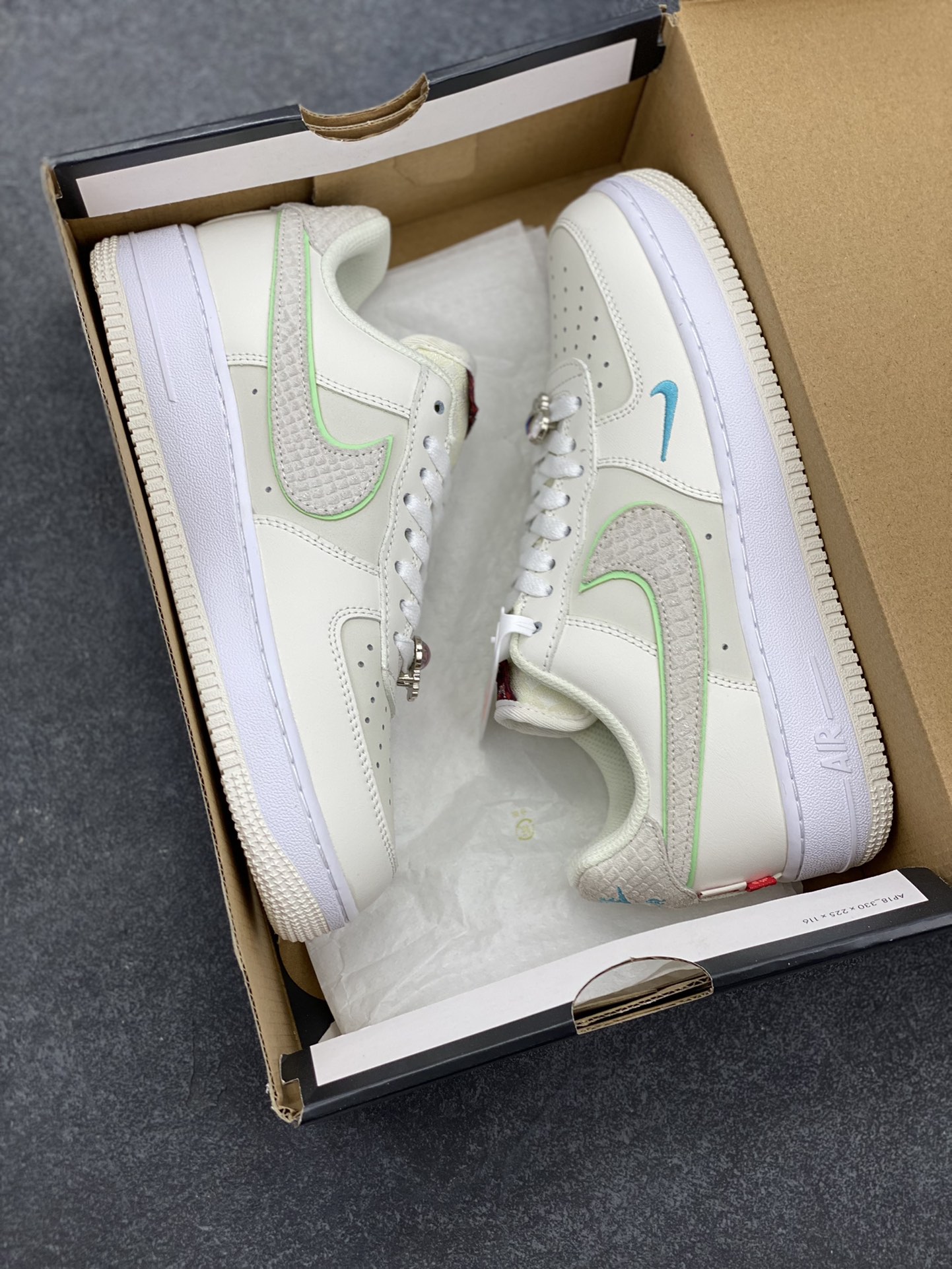 图片[9]-福利特价 Nike Air Force 1 空军一号 休闲板鞋 龙年 原楦头原纸板 打造纯正空军版型#专注外贸渠道 #原盒配件 原厂中底钢印、拉帮完美 货号：FZ5052-131 尺码：36 36.5 37.5 38 38.5 39 40 40.5 41 42 42.5 43 44 44.5 45-选品中心