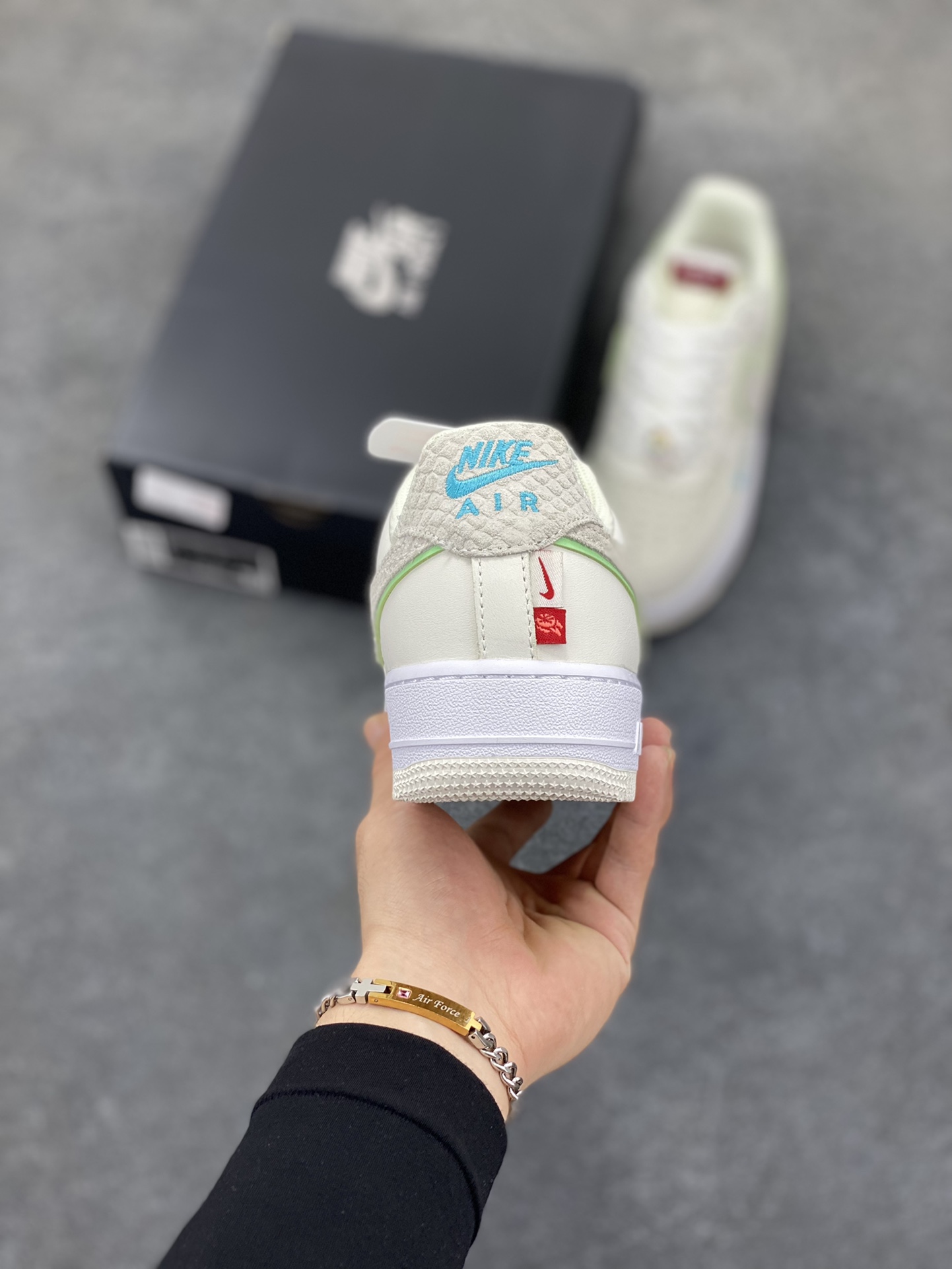 图片[4]-福利特价 Nike Air Force 1 空军一号 休闲板鞋 龙年 原楦头原纸板 打造纯正空军版型#专注外贸渠道 #原盒配件 原厂中底钢印、拉帮完美 货号：FZ5052-131 尺码：36 36.5 37.5 38 38.5 39 40 40.5 41 42 42.5 43 44 44.5 45-选品中心