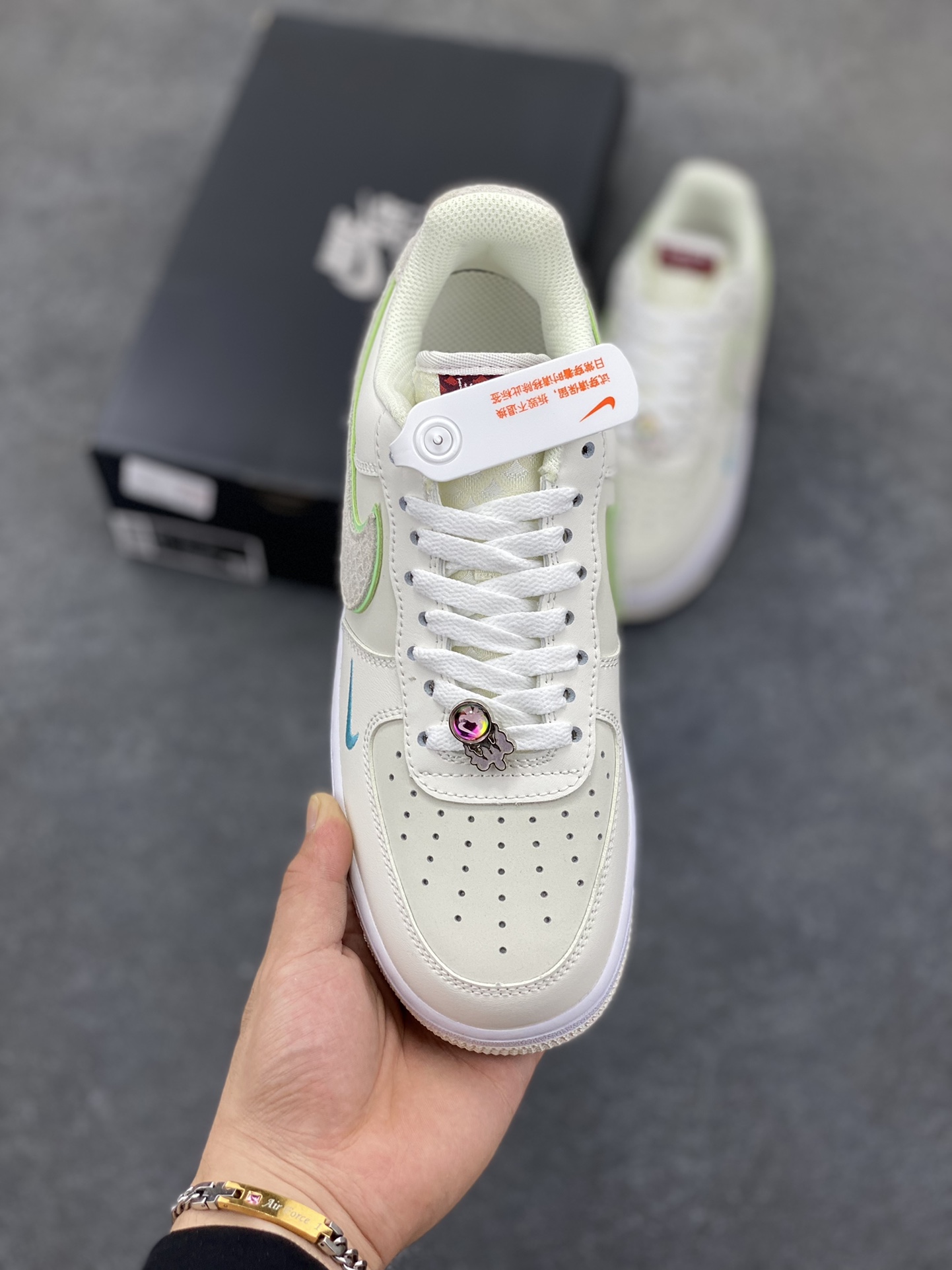 图片[2]-福利特价 Nike Air Force 1 空军一号 休闲板鞋 龙年 原楦头原纸板 打造纯正空军版型#专注外贸渠道 #原盒配件 原厂中底钢印、拉帮完美 货号：FZ5052-131 尺码：36 36.5 37.5 38 38.5 39 40 40.5 41 42 42.5 43 44 44.5 45-选品中心