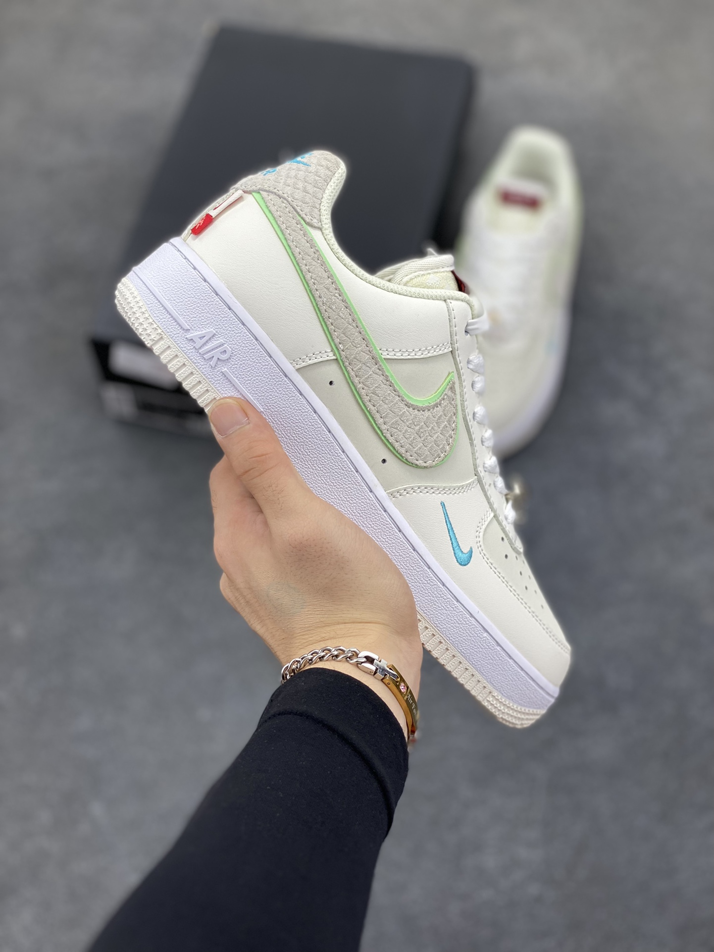 福利特价 Nike Air Force 1 空军一号 休闲板鞋 龙年 原楦头原纸板 打造纯正空军版型#专注外贸渠道 #原盒配件 原厂中底钢印、拉帮完美 货号:FZ5052-131 尺码:36 36.5 37.5 38 38.5 39 40 40.5 41 42 42.5 43 44 44.5 45-选品中心