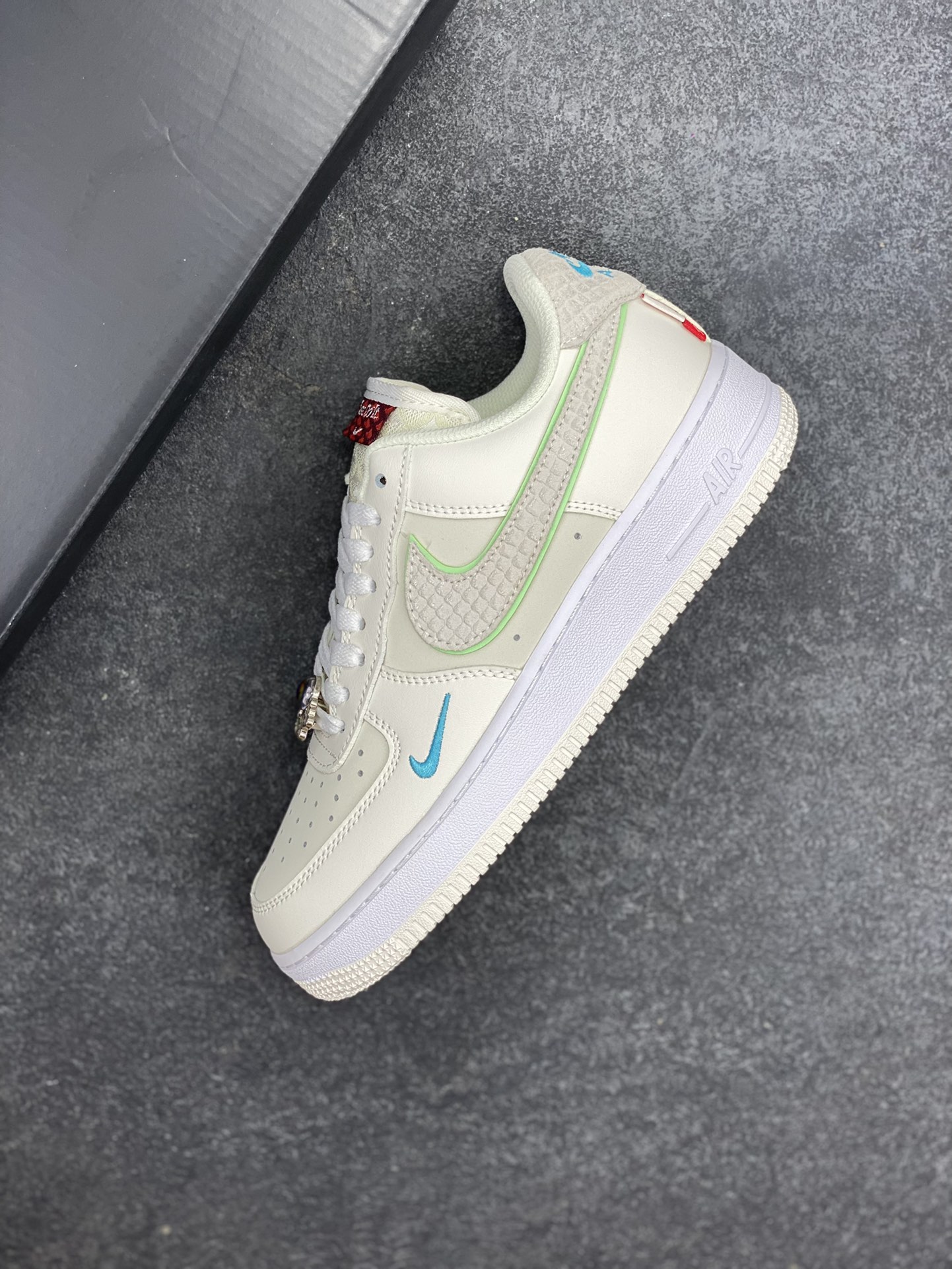 图片[7]-福利特价 Nike Air Force 1 空军一号 休闲板鞋 龙年 原楦头原纸板 打造纯正空军版型#专注外贸渠道 #原盒配件 原厂中底钢印、拉帮完美 货号：FZ5052-131 尺码：36 36.5 37.5 38 38.5 39 40 40.5 41 42 42.5 43 44 44.5 45-选品中心