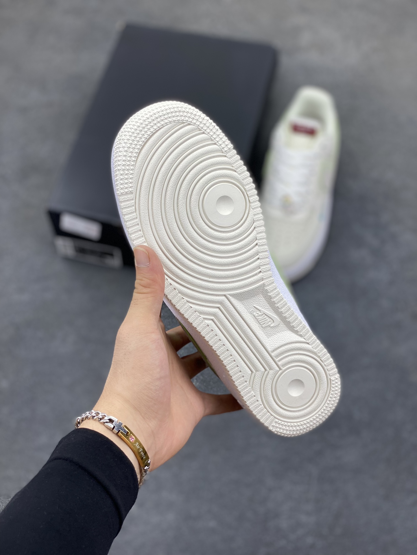 图片[5]-福利特价 Nike Air Force 1 空军一号 休闲板鞋 龙年 原楦头原纸板 打造纯正空军版型#专注外贸渠道 #原盒配件 原厂中底钢印、拉帮完美 货号：FZ5052-131 尺码：36 36.5 37.5 38 38.5 39 40 40.5 41 42 42.5 43 44 44.5 45-选品中心