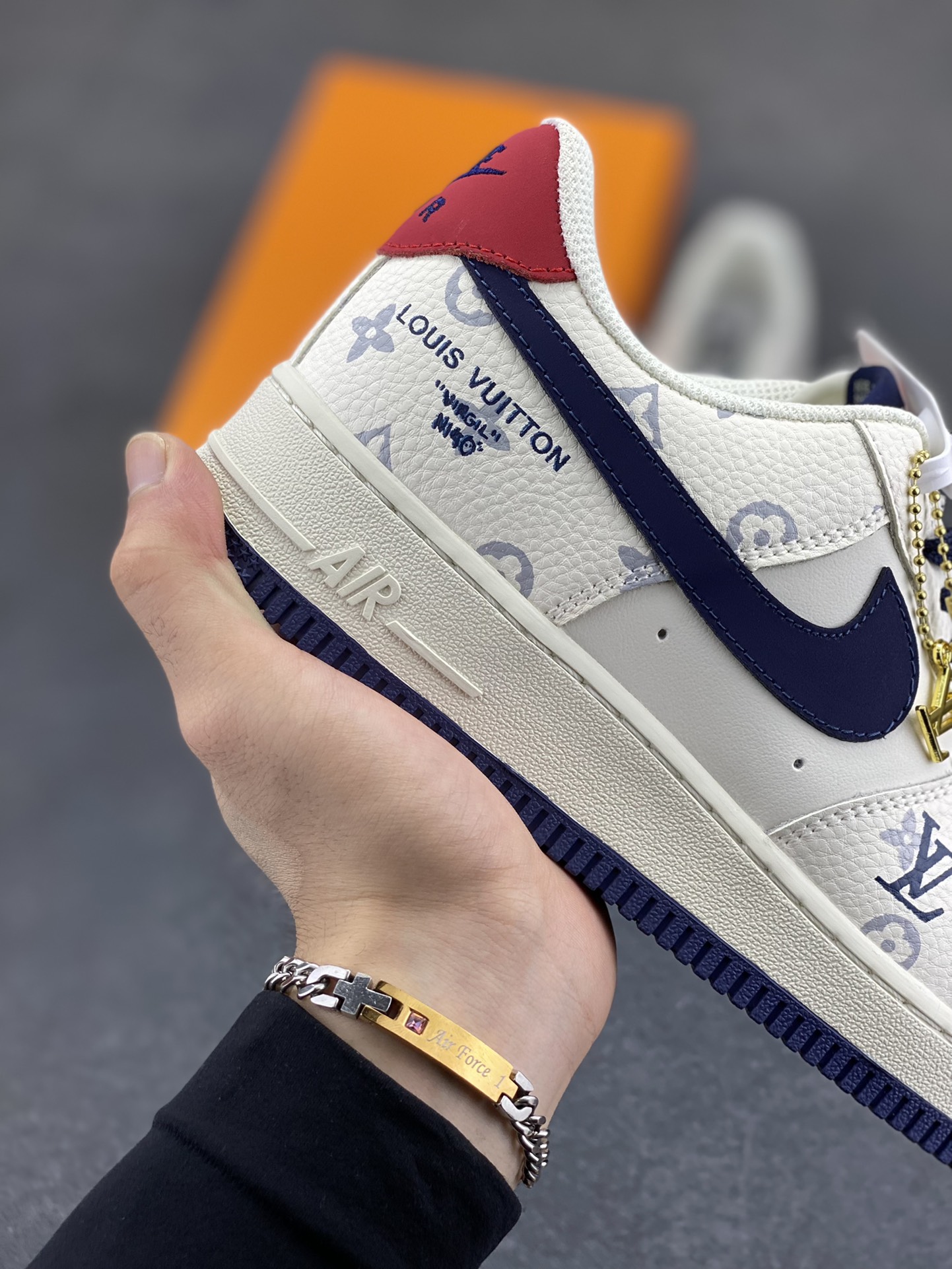 图片[6]-Nike Air Force 1 Low 空军一号低帮百搭休闲运动板鞋。柔软、弹性十足的缓震性能和出色的中底设计，横跨复古与现代的外型结合，造就出风靡全球三十多年的Force 1，直到今天还深受青睐。 货号：AF5239-161 尺码：36 36.5 37.5 38 38.5 39 40 40.5 41 42 42.5 43 44 44.5 45-选品中心