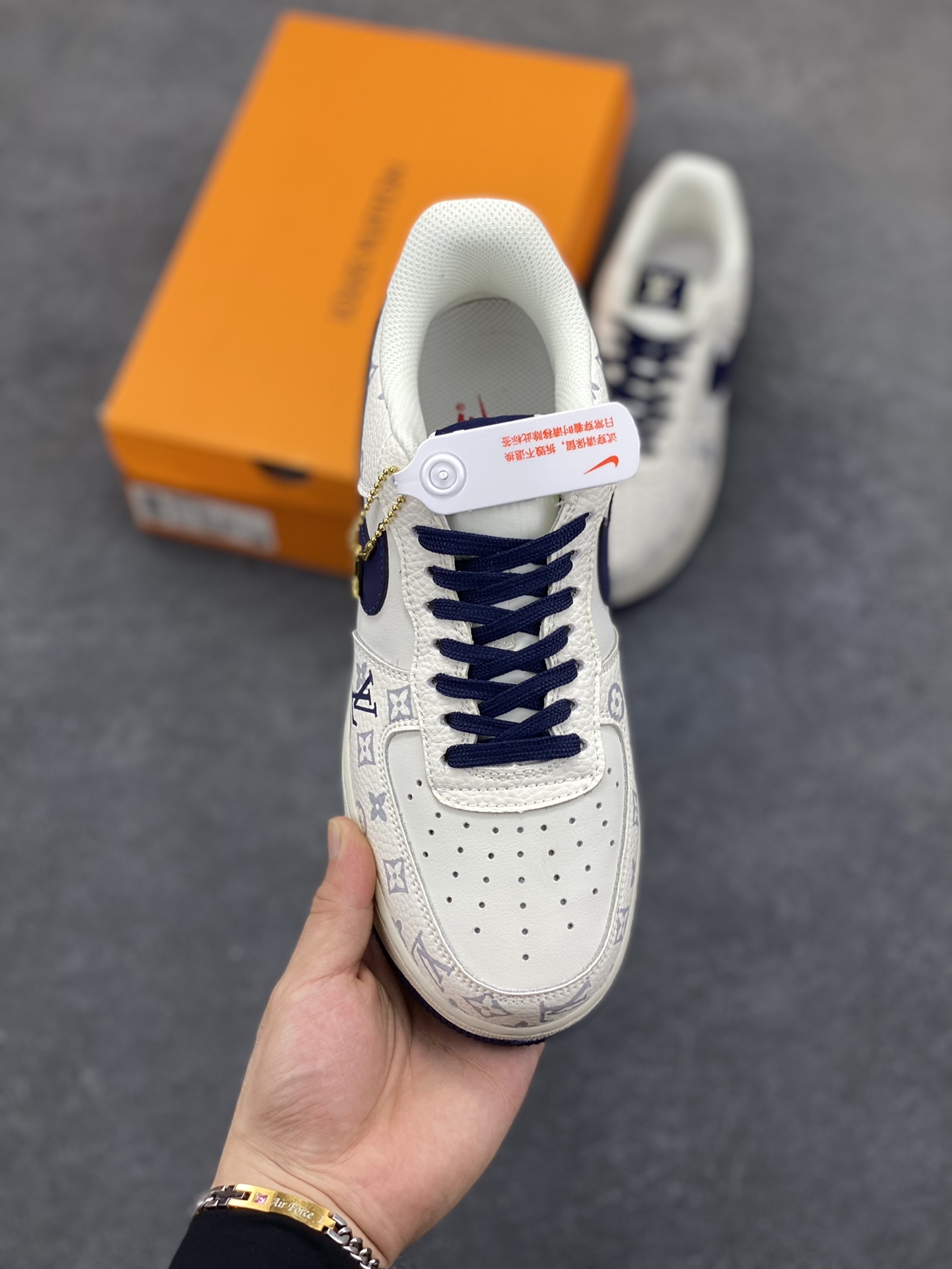 图片[2]-Nike Air Force 1 Low 空军一号低帮百搭休闲运动板鞋。柔软、弹性十足的缓震性能和出色的中底设计，横跨复古与现代的外型结合，造就出风靡全球三十多年的Force 1，直到今天还深受青睐。 货号：AF5239-161 尺码：36 36.5 37.5 38 38.5 39 40 40.5 41 42 42.5 43 44 44.5 45-选品中心