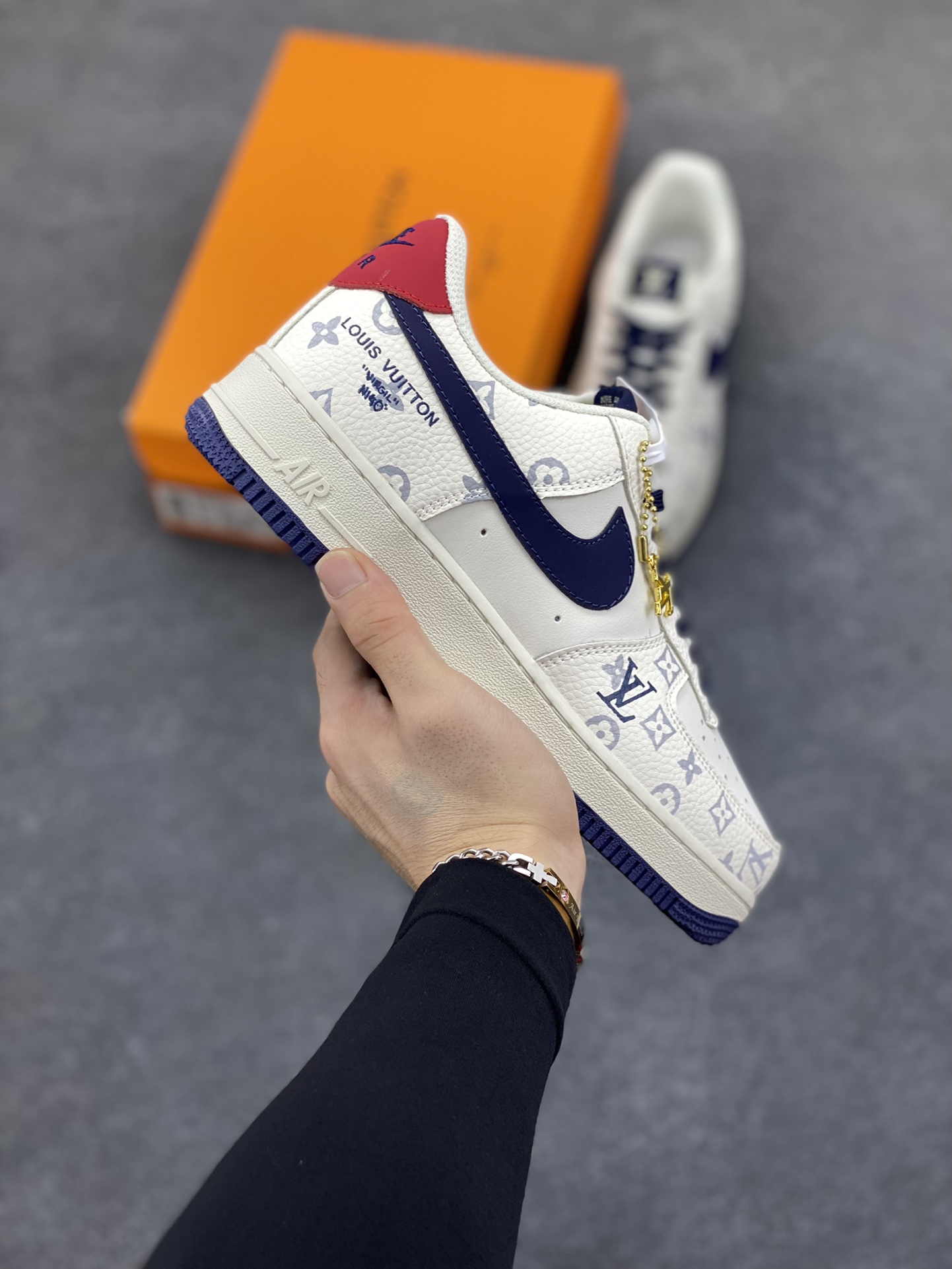 Nike Air Force 1 Low 空军一号低帮百搭休闲运动板鞋。柔软、弹性十足的缓震性能和出色的中底设计，横跨复古与现代的外型结合，造就出风靡全球三十多年的Force 1，直到今天还深受青睐。 货号：AF5239-161 尺码：36 36.5 37.5 38 38.5 39 40 40.5 41 42 42.5 43 44 44.5 45-选品中心