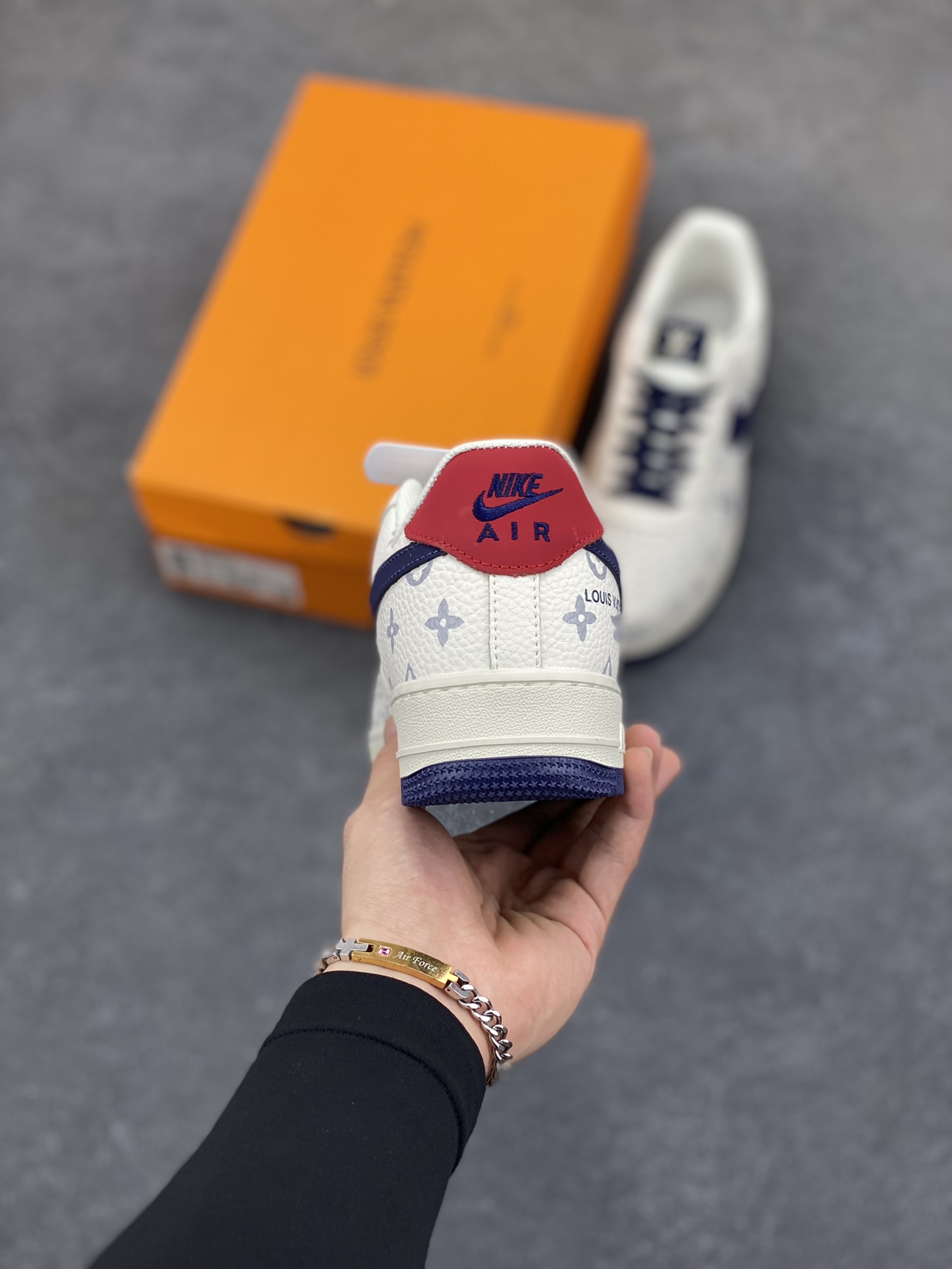 图片[4]-Nike Air Force 1 Low 空军一号低帮百搭休闲运动板鞋。柔软、弹性十足的缓震性能和出色的中底设计，横跨复古与现代的外型结合，造就出风靡全球三十多年的Force 1，直到今天还深受青睐。 货号：AF5239-161 尺码：36 36.5 37.5 38 38.5 39 40 40.5 41 42 42.5 43 44 44.5 45-选品中心