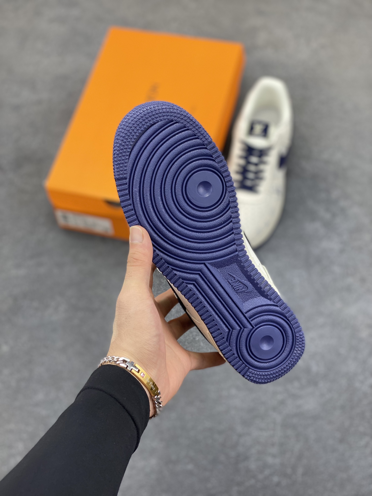 图片[5]-Nike Air Force 1 Low 空军一号低帮百搭休闲运动板鞋。柔软、弹性十足的缓震性能和出色的中底设计，横跨复古与现代的外型结合，造就出风靡全球三十多年的Force 1，直到今天还深受青睐。 货号：AF5239-161 尺码：36 36.5 37.5 38 38.5 39 40 40.5 41 42 42.5 43 44 44.5 45-选品中心