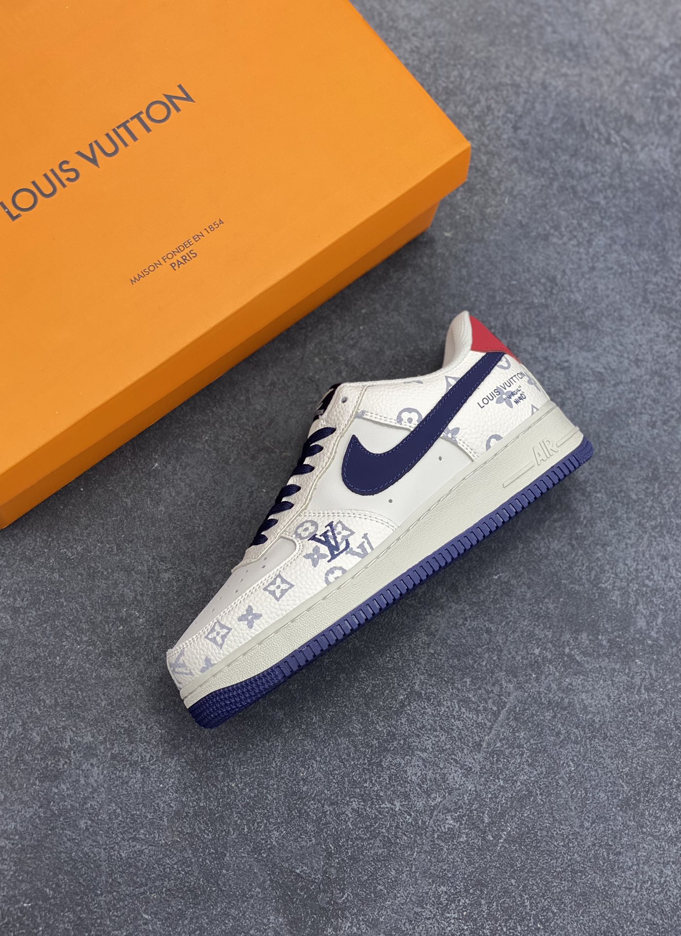 图片[7]-Nike Air Force 1 Low 空军一号低帮百搭休闲运动板鞋。柔软、弹性十足的缓震性能和出色的中底设计，横跨复古与现代的外型结合，造就出风靡全球三十多年的Force 1，直到今天还深受青睐。 货号：AF5239-161 尺码：36 36.5 37.5 38 38.5 39 40 40.5 41 42 42.5 43 44 44.5 45-选品中心