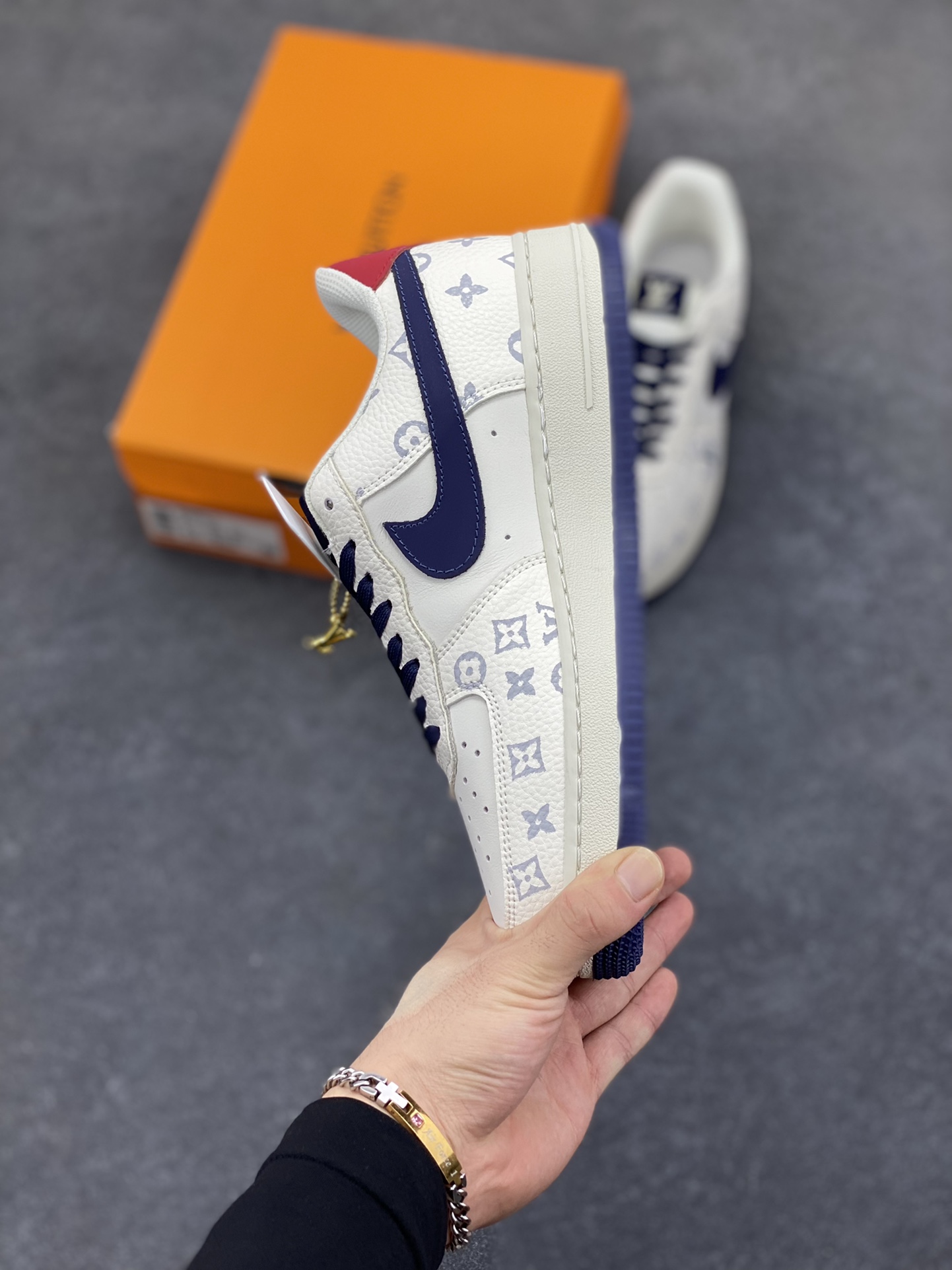 图片[3]-Nike Air Force 1 Low 空军一号低帮百搭休闲运动板鞋。柔软、弹性十足的缓震性能和出色的中底设计，横跨复古与现代的外型结合，造就出风靡全球三十多年的Force 1，直到今天还深受青睐。 货号：AF5239-161 尺码：36 36.5 37.5 38 38.5 39 40 40.5 41 42 42.5 43 44 44.5 45-选品中心