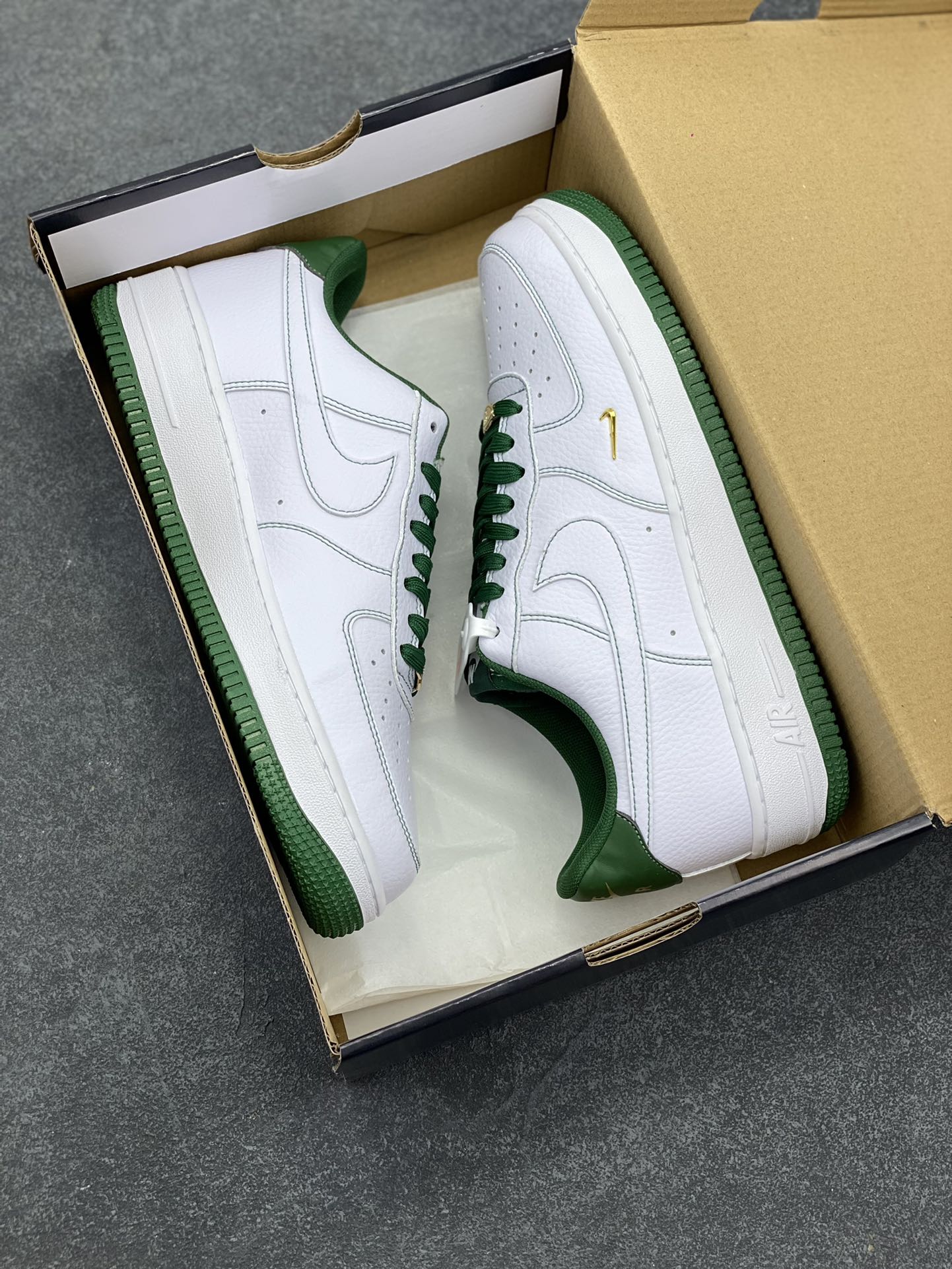 图片[9]-Nike Air Force 1 Low 白绿线小金勾 空军一号低帮运动休闲板鞋 原楦头原纸板 打造纯正空军版型#专注外贸渠道 全掌内置蜂窝气垫 #原盒配件 原厂中底钢印、拉帮完美 货号：IB6543-102 尺码：35.5 36 36.5 37.5 38 38.5 39 40 40.5 41 42 42.5 43 44 44.5 45-选品中心