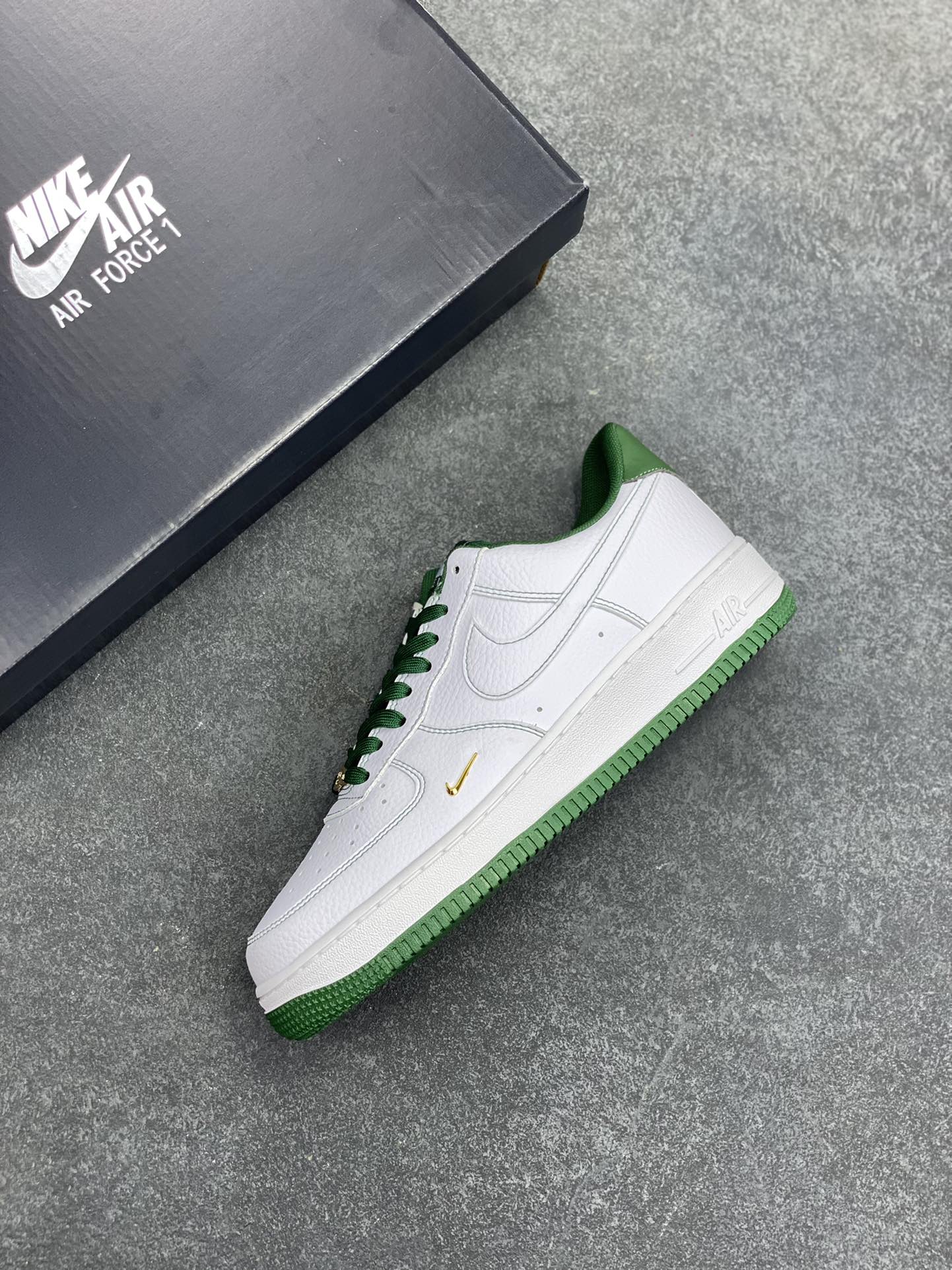 图片[7]-Nike Air Force 1 Low 白绿线小金勾 空军一号低帮运动休闲板鞋 原楦头原纸板 打造纯正空军版型#专注外贸渠道 全掌内置蜂窝气垫 #原盒配件 原厂中底钢印、拉帮完美 货号：IB6543-102 尺码：35.5 36 36.5 37.5 38 38.5 39 40 40.5 41 42 42.5 43 44 44.5 45-选品中心