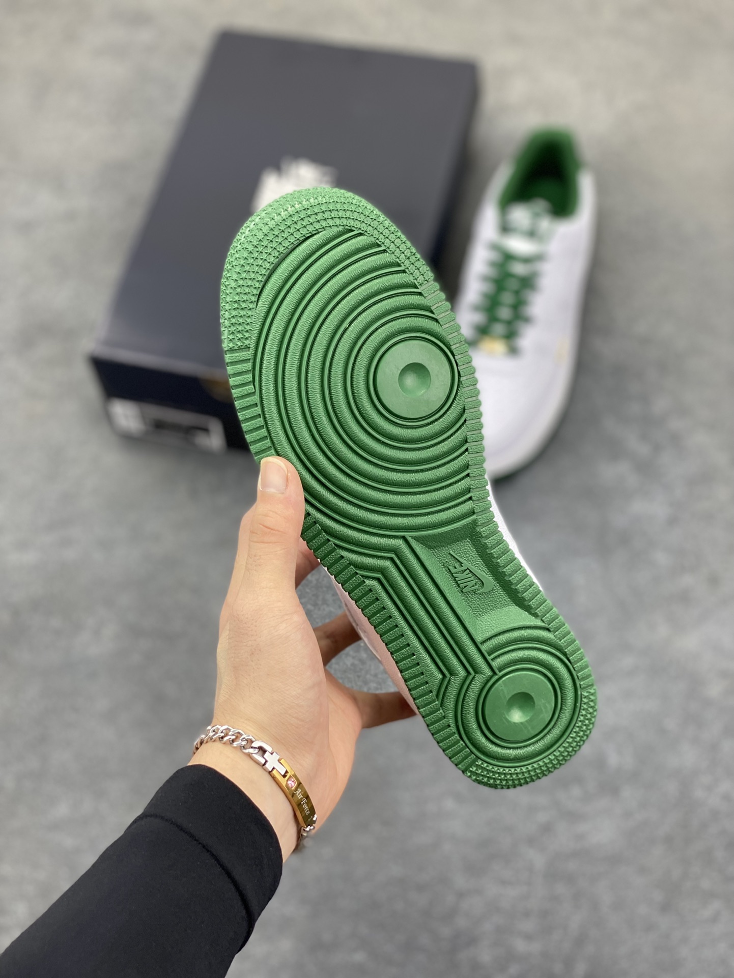 图片[5]-Nike Air Force 1 Low 白绿线小金勾 空军一号低帮运动休闲板鞋 原楦头原纸板 打造纯正空军版型#专注外贸渠道 全掌内置蜂窝气垫 #原盒配件 原厂中底钢印、拉帮完美 货号：IB6543-102 尺码：35.5 36 36.5 37.5 38 38.5 39 40 40.5 41 42 42.5 43 44 44.5 45-选品中心