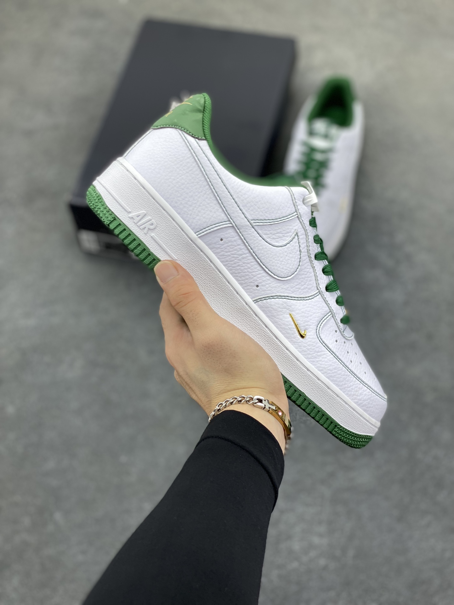 Nike Air Force 1 Low 白绿线小金勾 空军一号低帮运动休闲板鞋 原楦头原纸板 打造纯正空军版型#专注外贸渠道 全掌内置蜂窝气垫 #原盒配件 原厂中底钢印、拉帮完美 货号：IB6543-102 尺码：35.5 36 36.5 37.5 38 38.5 39 40 40.5 41 42 42.5 43 44 44.5 45-选品中心