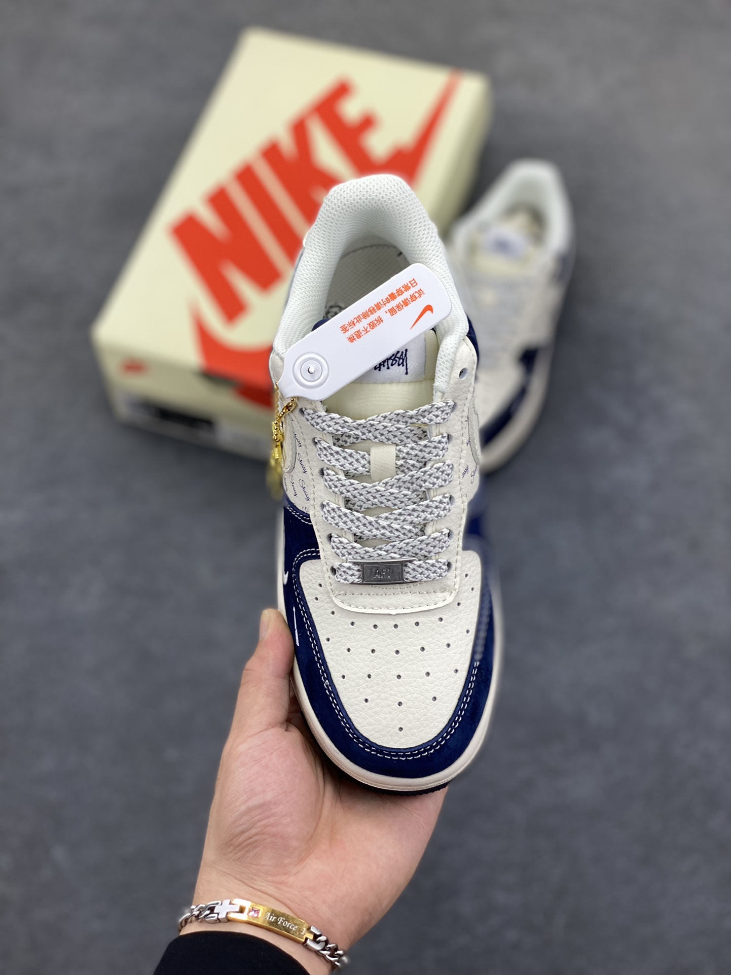 图片[3]-NIke Air Force 1 \’07 Low “斯图西联名——海军蓝”空军一号 低帮 运动鞋 休闲鞋 折边针车 工艺难度大 原楦头原纸板 原装鞋盒 定制五金配件 内置全掌气垫 原厂鞋底 货号：SM6188-673 尺码：36 36.5 37.5 38 38.5 39 40 40.5 41 42 42.5 43 44 44.5 45-选品中心