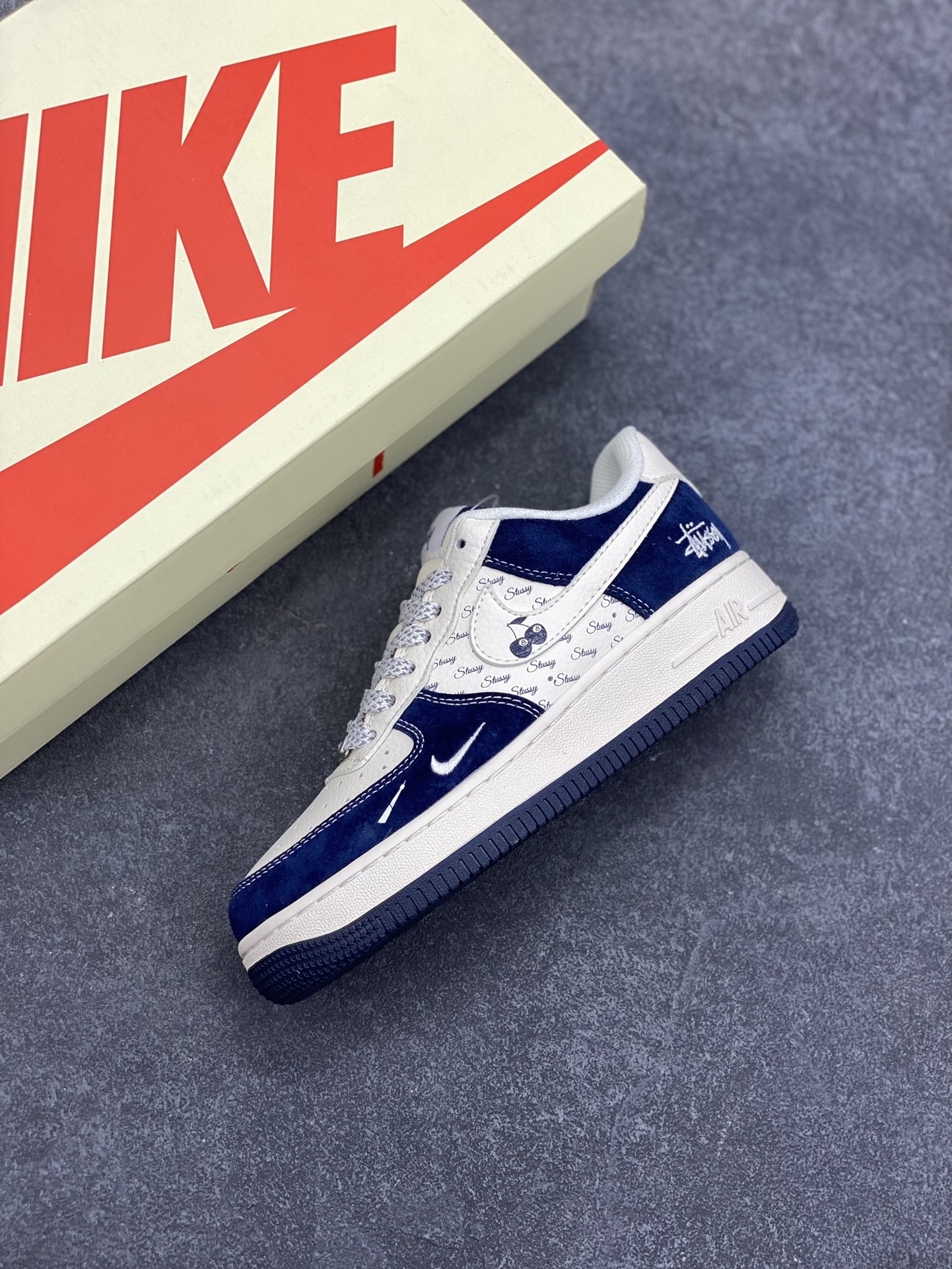 图片[7]-NIke Air Force 1 \’07 Low “斯图西联名——海军蓝”空军一号 低帮 运动鞋 休闲鞋 折边针车 工艺难度大 原楦头原纸板 原装鞋盒 定制五金配件 内置全掌气垫 原厂鞋底 货号：SM6188-673 尺码：36 36.5 37.5 38 38.5 39 40 40.5 41 42 42.5 43 44 44.5 45-选品中心