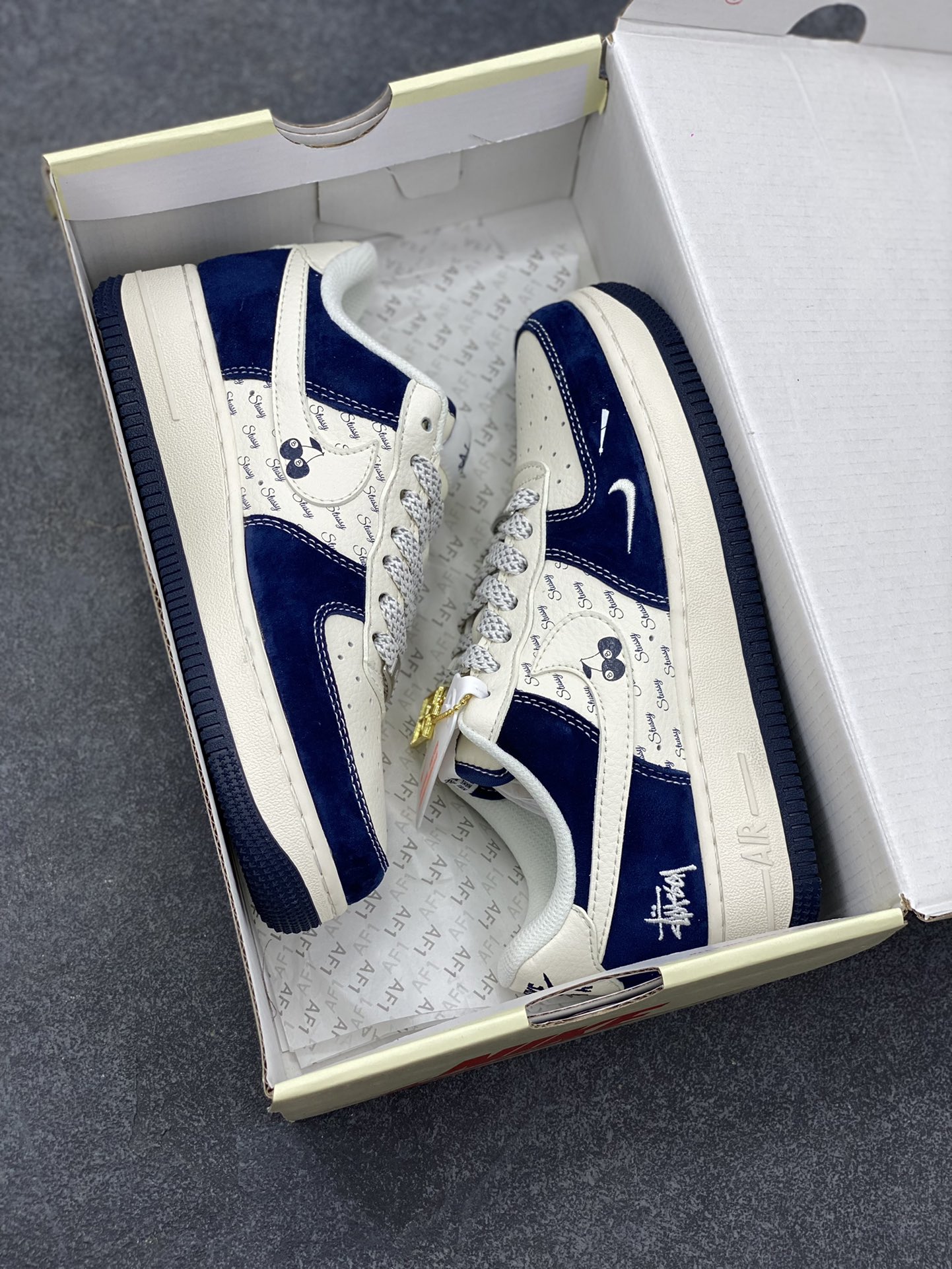 图片[9]-NIke Air Force 1 \’07 Low “斯图西联名——海军蓝”空军一号 低帮 运动鞋 休闲鞋 折边针车 工艺难度大 原楦头原纸板 原装鞋盒 定制五金配件 内置全掌气垫 原厂鞋底 货号：SM6188-673 尺码：36 36.5 37.5 38 38.5 39 40 40.5 41 42 42.5 43 44 44.5 45-选品中心