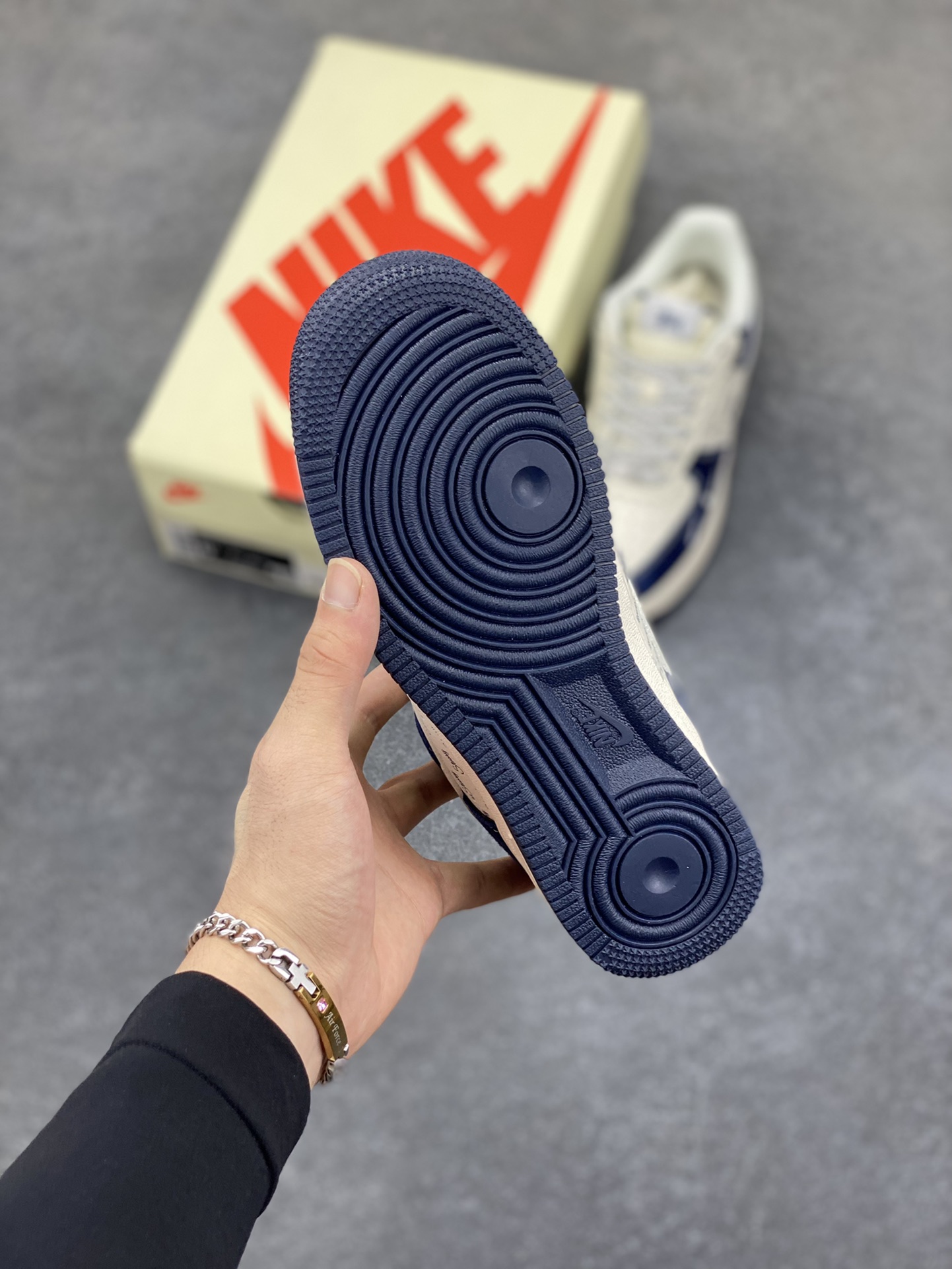 图片[5]-NIke Air Force 1 \’07 Low “斯图西联名——海军蓝”空军一号 低帮 运动鞋 休闲鞋 折边针车 工艺难度大 原楦头原纸板 原装鞋盒 定制五金配件 内置全掌气垫 原厂鞋底 货号：SM6188-673 尺码：36 36.5 37.5 38 38.5 39 40 40.5 41 42 42.5 43 44 44.5 45-选品中心