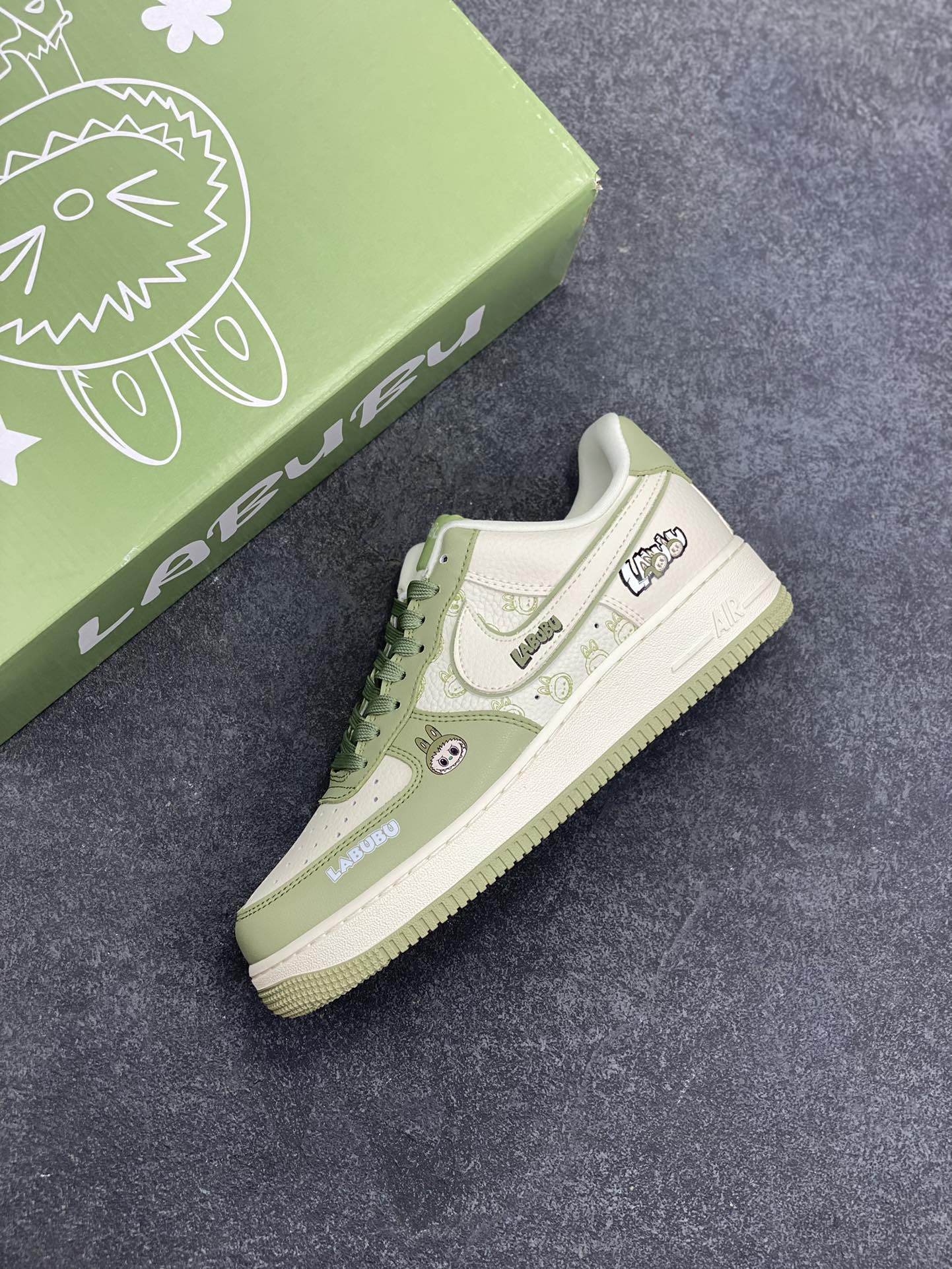 图片[7]-高端定制Nike Air Force 1 \’07 Low “Labubu联名— 奶白绿” 拉布布印花 按钮挂件 高端定制 低帮休闲板鞋 定制鞋盒 大厂纯原品质出货 超高清洁度 皮料切割干净无任何毛边 细节完美 货号：DX0188-093 尺码：36 36.5 37.5 38 38.5 39 40 40.5 41 42 42.5 43 44 44.5 45-选品中心