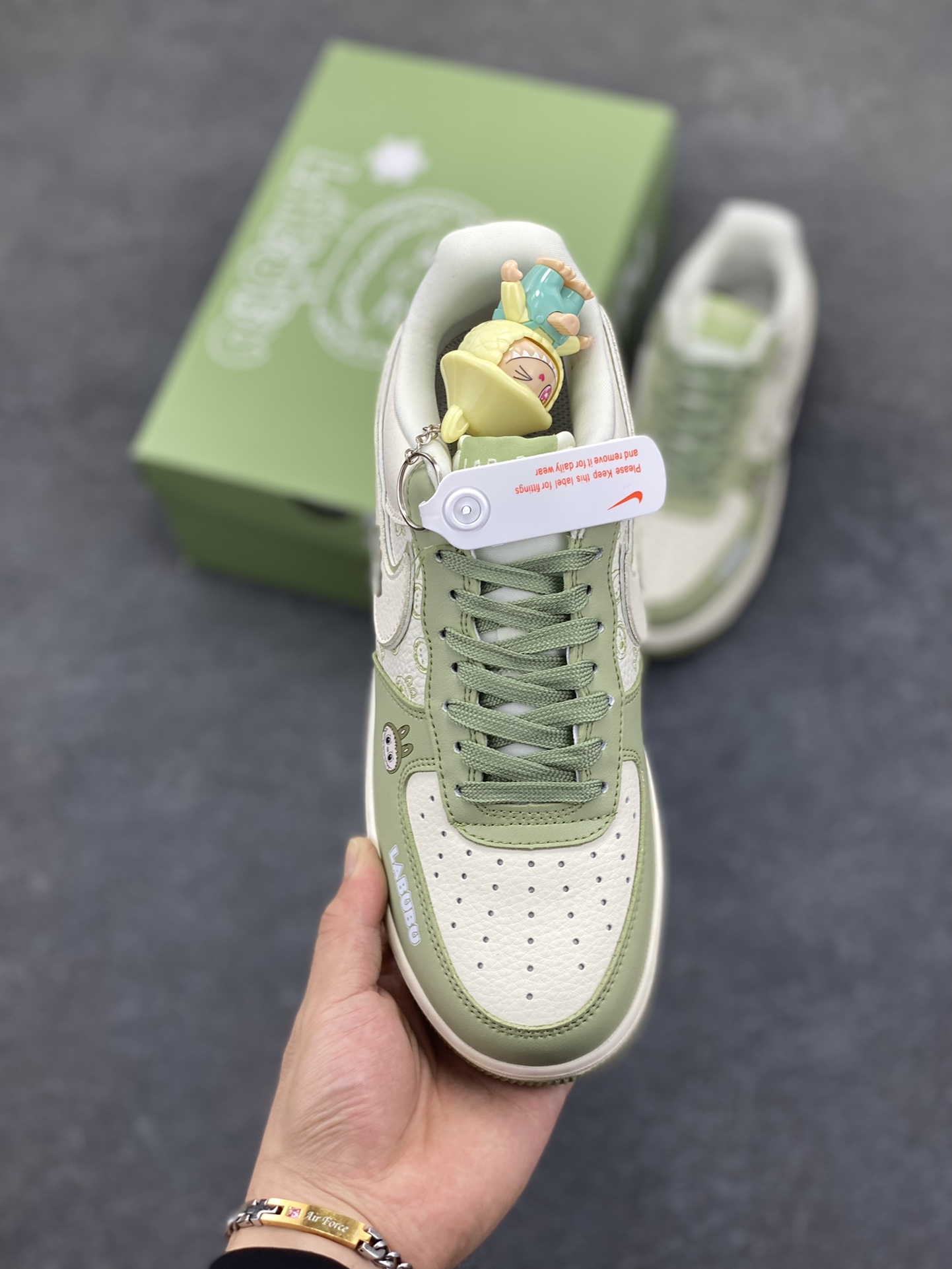 图片[2]-高端定制Nike Air Force 1 \’07 Low “Labubu联名— 奶白绿” 拉布布印花 按钮挂件 高端定制 低帮休闲板鞋 定制鞋盒 大厂纯原品质出货 超高清洁度 皮料切割干净无任何毛边 细节完美 货号：DX0188-093 尺码：36 36.5 37.5 38 38.5 39 40 40.5 41 42 42.5 43 44 44.5 45-选品中心