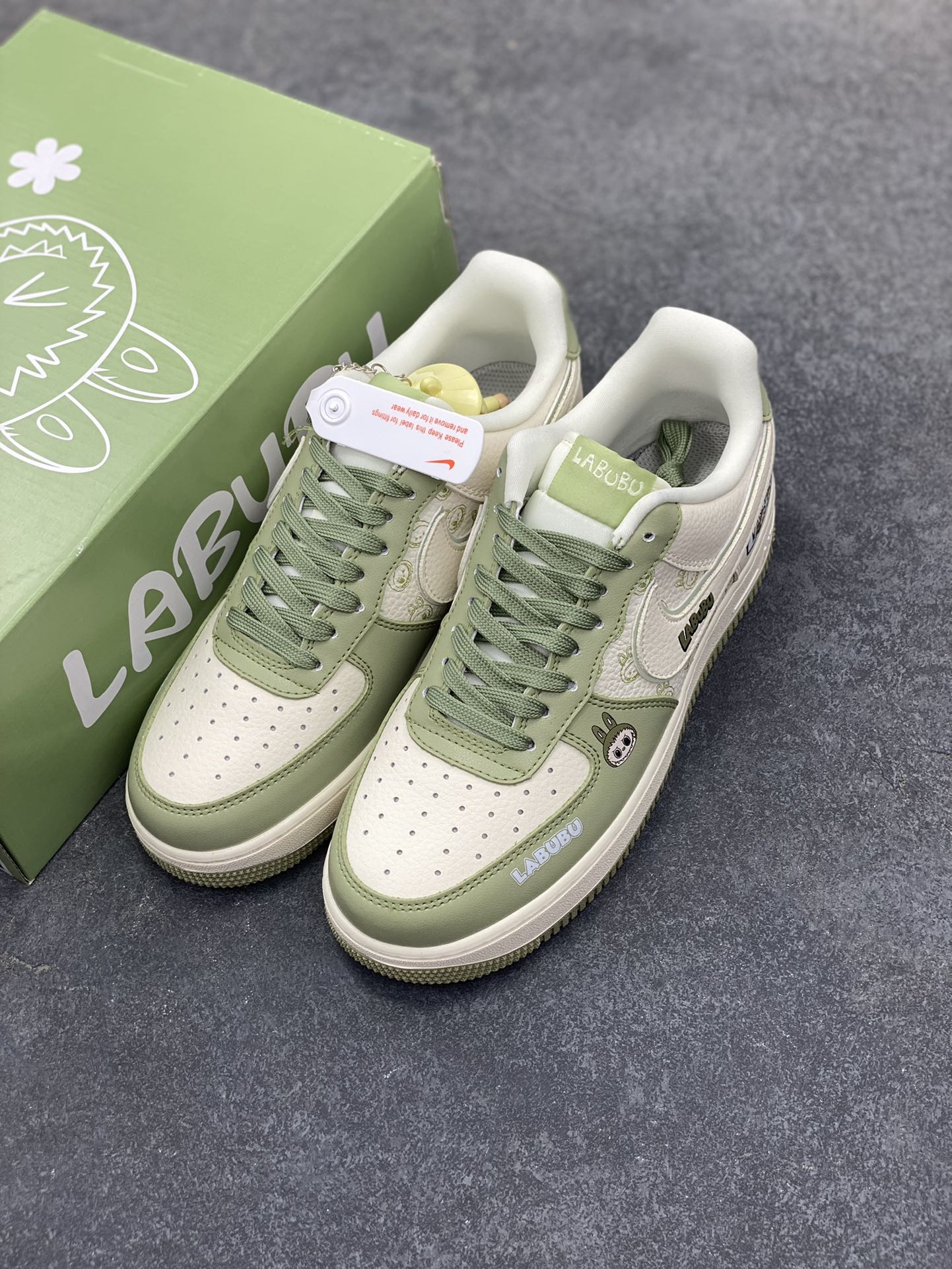 图片[8]-高端定制Nike Air Force 1 \’07 Low “Labubu联名— 奶白绿” 拉布布印花 按钮挂件 高端定制 低帮休闲板鞋 定制鞋盒 大厂纯原品质出货 超高清洁度 皮料切割干净无任何毛边 细节完美 货号：DX0188-093 尺码：36 36.5 37.5 38 38.5 39 40 40.5 41 42 42.5 43 44 44.5 45-选品中心