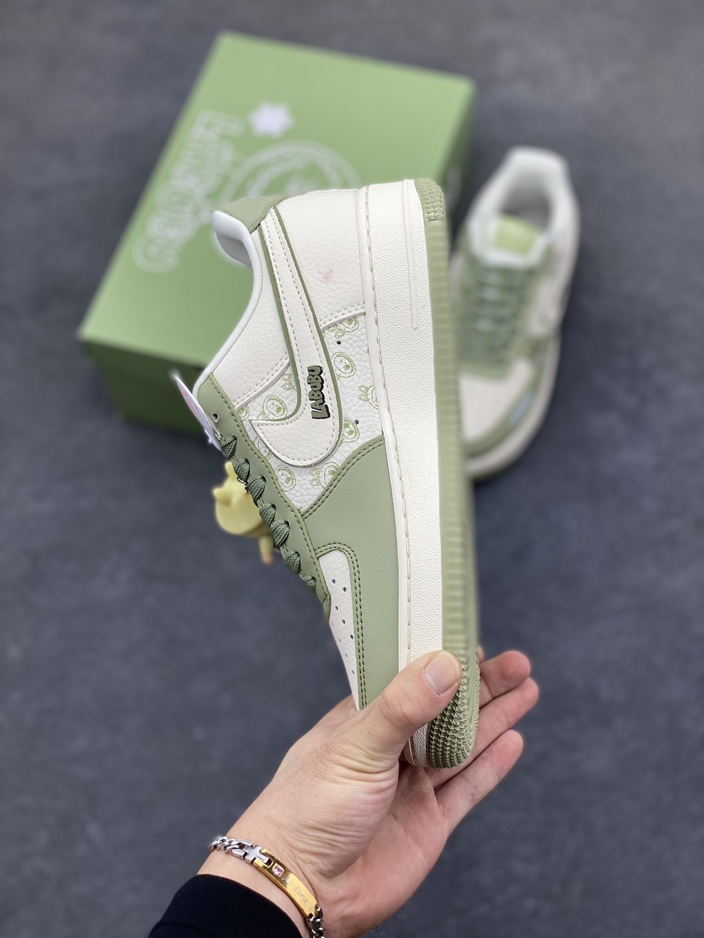 图片[3]-高端定制Nike Air Force 1 \’07 Low “Labubu联名— 奶白绿” 拉布布印花 按钮挂件 高端定制 低帮休闲板鞋 定制鞋盒 大厂纯原品质出货 超高清洁度 皮料切割干净无任何毛边 细节完美 货号：DX0188-093 尺码：36 36.5 37.5 38 38.5 39 40 40.5 41 42 42.5 43 44 44.5 45-选品中心