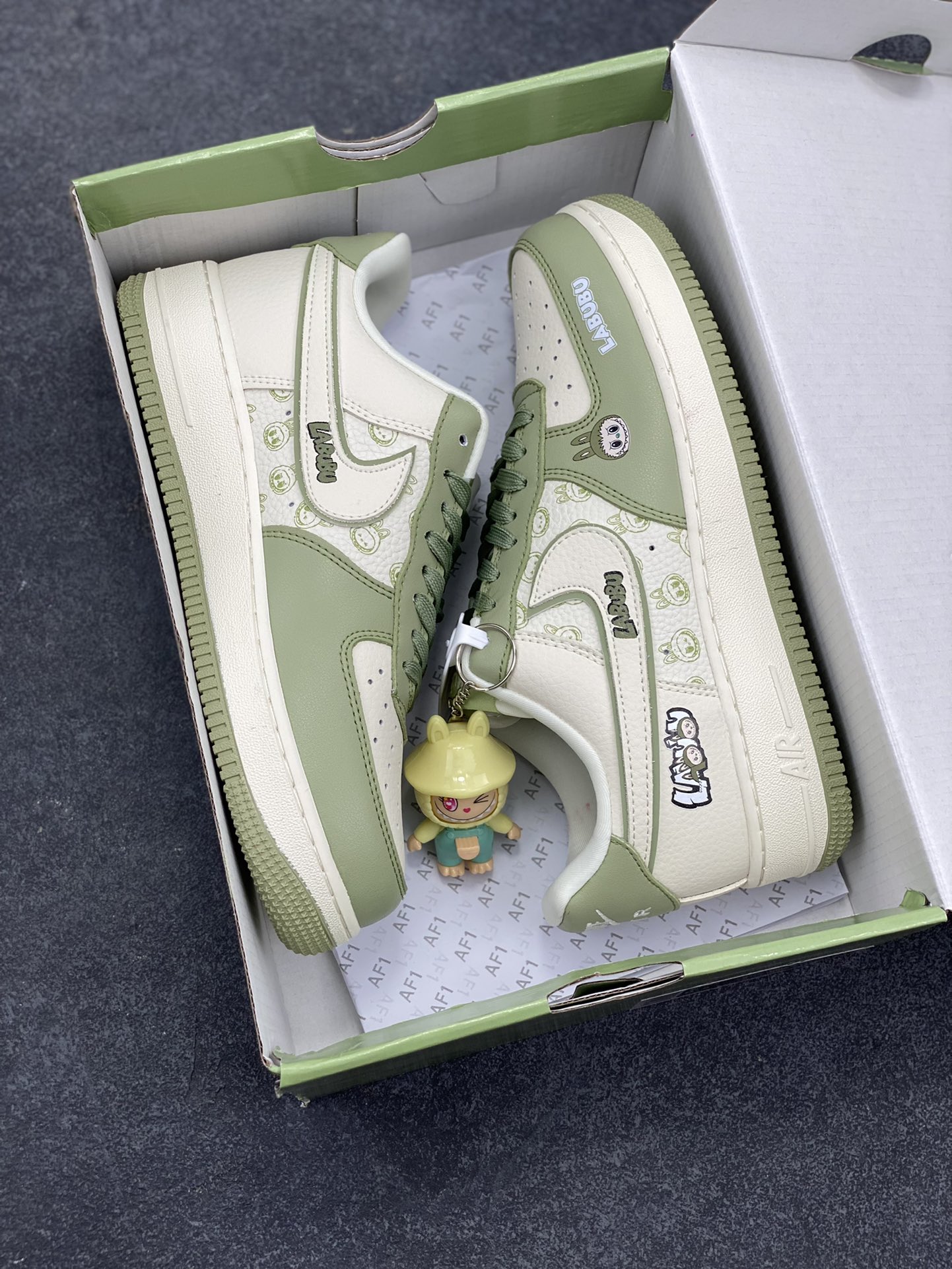 图片[9]-高端定制Nike Air Force 1 \’07 Low “Labubu联名— 奶白绿” 拉布布印花 按钮挂件 高端定制 低帮休闲板鞋 定制鞋盒 大厂纯原品质出货 超高清洁度 皮料切割干净无任何毛边 细节完美 货号：DX0188-093 尺码：36 36.5 37.5 38 38.5 39 40 40.5 41 42 42.5 43 44 44.5 45-选品中心