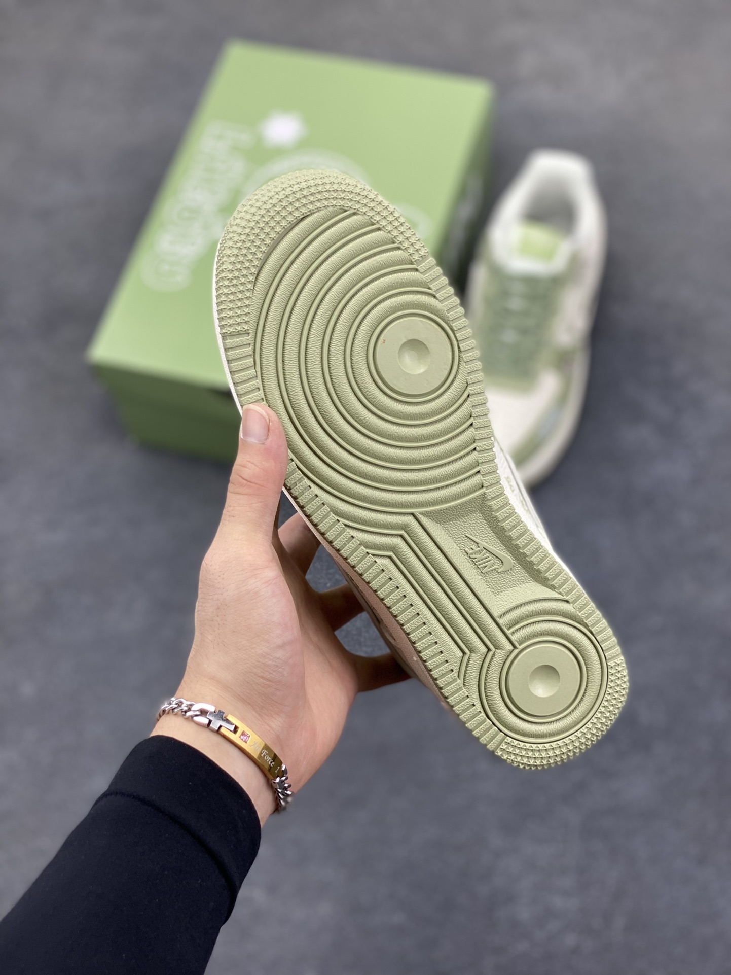 图片[5]-高端定制Nike Air Force 1 \’07 Low “Labubu联名— 奶白绿” 拉布布印花 按钮挂件 高端定制 低帮休闲板鞋 定制鞋盒 大厂纯原品质出货 超高清洁度 皮料切割干净无任何毛边 细节完美 货号：DX0188-093 尺码：36 36.5 37.5 38 38.5 39 40 40.5 41 42 42.5 43 44 44.5 45-选品中心