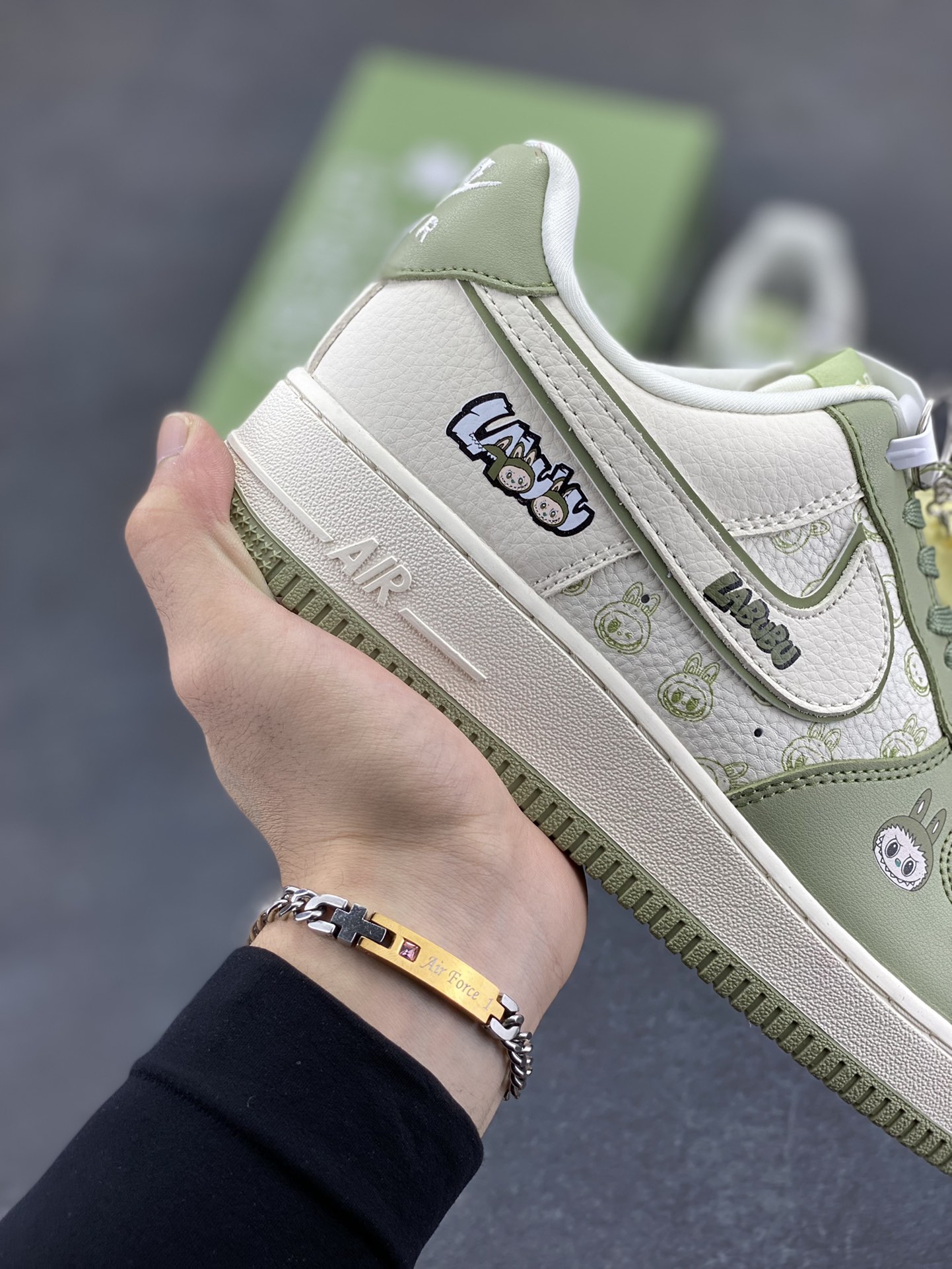 图片[6]-高端定制Nike Air Force 1 \’07 Low “Labubu联名— 奶白绿” 拉布布印花 按钮挂件 高端定制 低帮休闲板鞋 定制鞋盒 大厂纯原品质出货 超高清洁度 皮料切割干净无任何毛边 细节完美 货号：DX0188-093 尺码：36 36.5 37.5 38 38.5 39 40 40.5 41 42 42.5 43 44 44.5 45-选品中心
