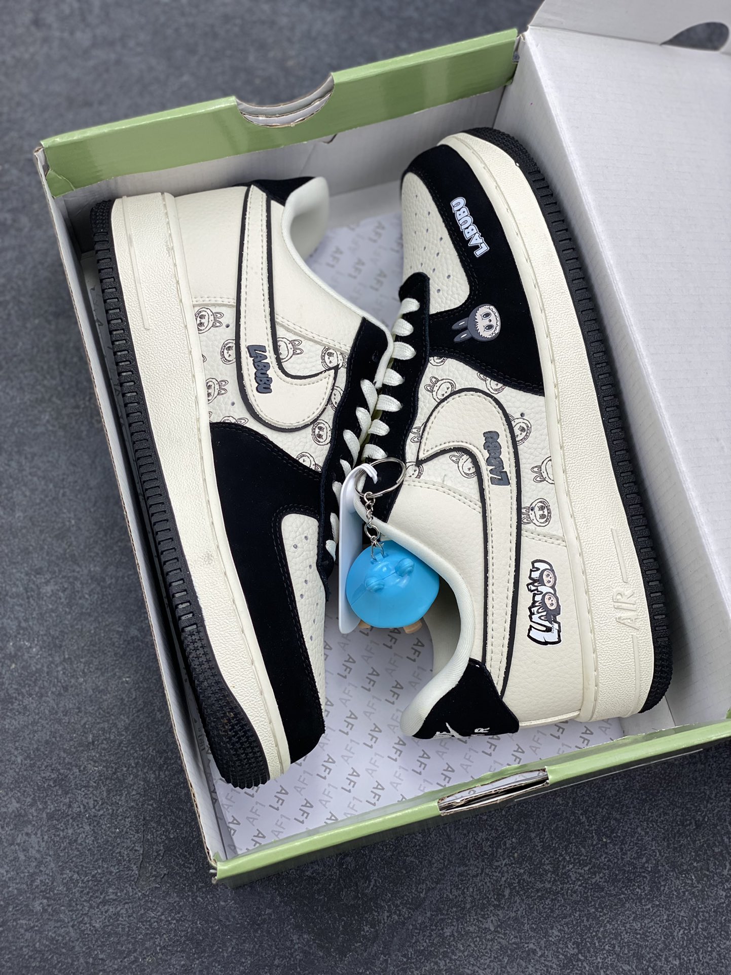 图片[9]-高端定制Nike Air Force 1 \’07 Low “Labubu联名— 奶白黑” 拉布布印花 按钮挂件 高端定制 低帮休闲板鞋 定制鞋盒 大厂纯原品质出货 超高清洁度 皮料切割干净无任何毛边 细节完美 货号：DX0188-092 尺码：36 36.5 37.5 38 38.5 39 40 40.5 41 42 42.5 43 44 44.5 45-选品中心