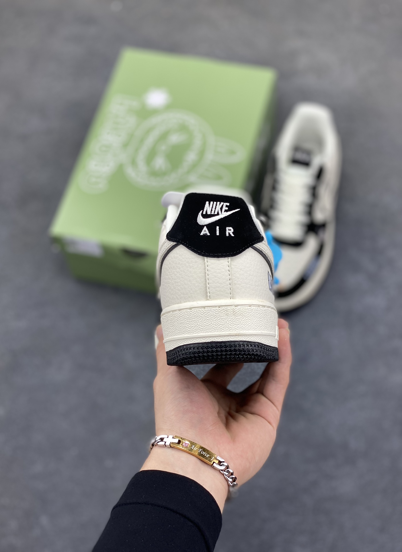 图片[4]-高端定制Nike Air Force 1 \’07 Low “Labubu联名— 奶白黑” 拉布布印花 按钮挂件 高端定制 低帮休闲板鞋 定制鞋盒 大厂纯原品质出货 超高清洁度 皮料切割干净无任何毛边 细节完美 货号：DX0188-092 尺码：36 36.5 37.5 38 38.5 39 40 40.5 41 42 42.5 43 44 44.5 45-选品中心