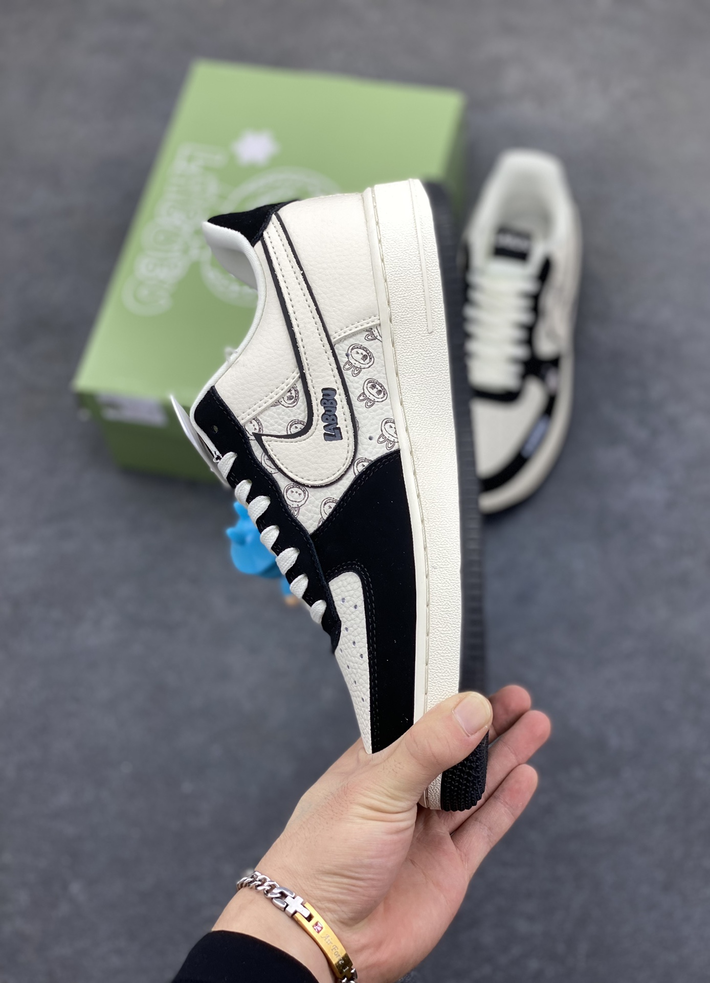图片[3]-高端定制Nike Air Force 1 \’07 Low “Labubu联名— 奶白黑” 拉布布印花 按钮挂件 高端定制 低帮休闲板鞋 定制鞋盒 大厂纯原品质出货 超高清洁度 皮料切割干净无任何毛边 细节完美 货号：DX0188-092 尺码：36 36.5 37.5 38 38.5 39 40 40.5 41 42 42.5 43 44 44.5 45-选品中心