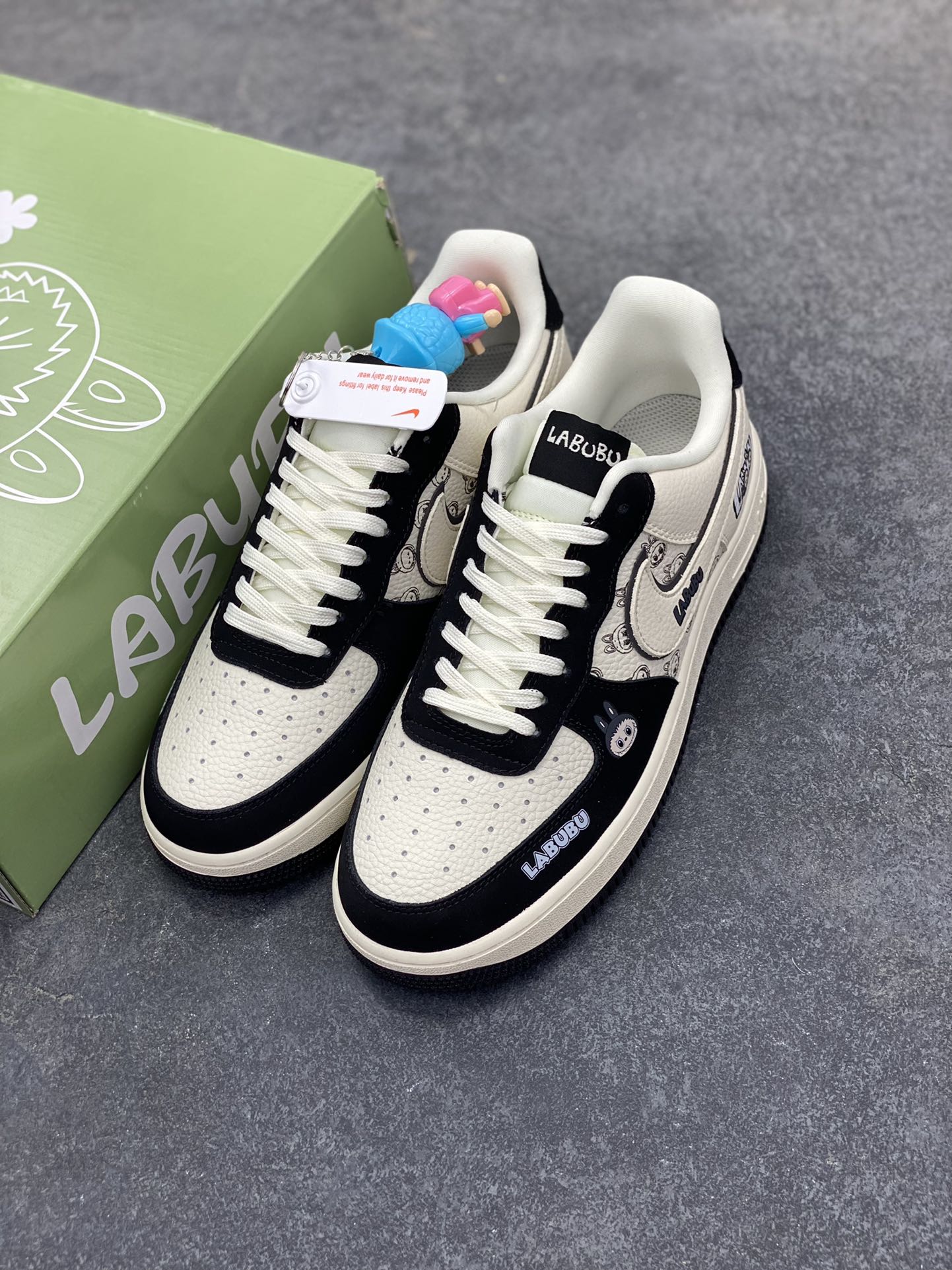 图片[8]-高端定制Nike Air Force 1 \’07 Low “Labubu联名— 奶白黑” 拉布布印花 按钮挂件 高端定制 低帮休闲板鞋 定制鞋盒 大厂纯原品质出货 超高清洁度 皮料切割干净无任何毛边 细节完美 货号：DX0188-092 尺码：36 36.5 37.5 38 38.5 39 40 40.5 41 42 42.5 43 44 44.5 45-选品中心