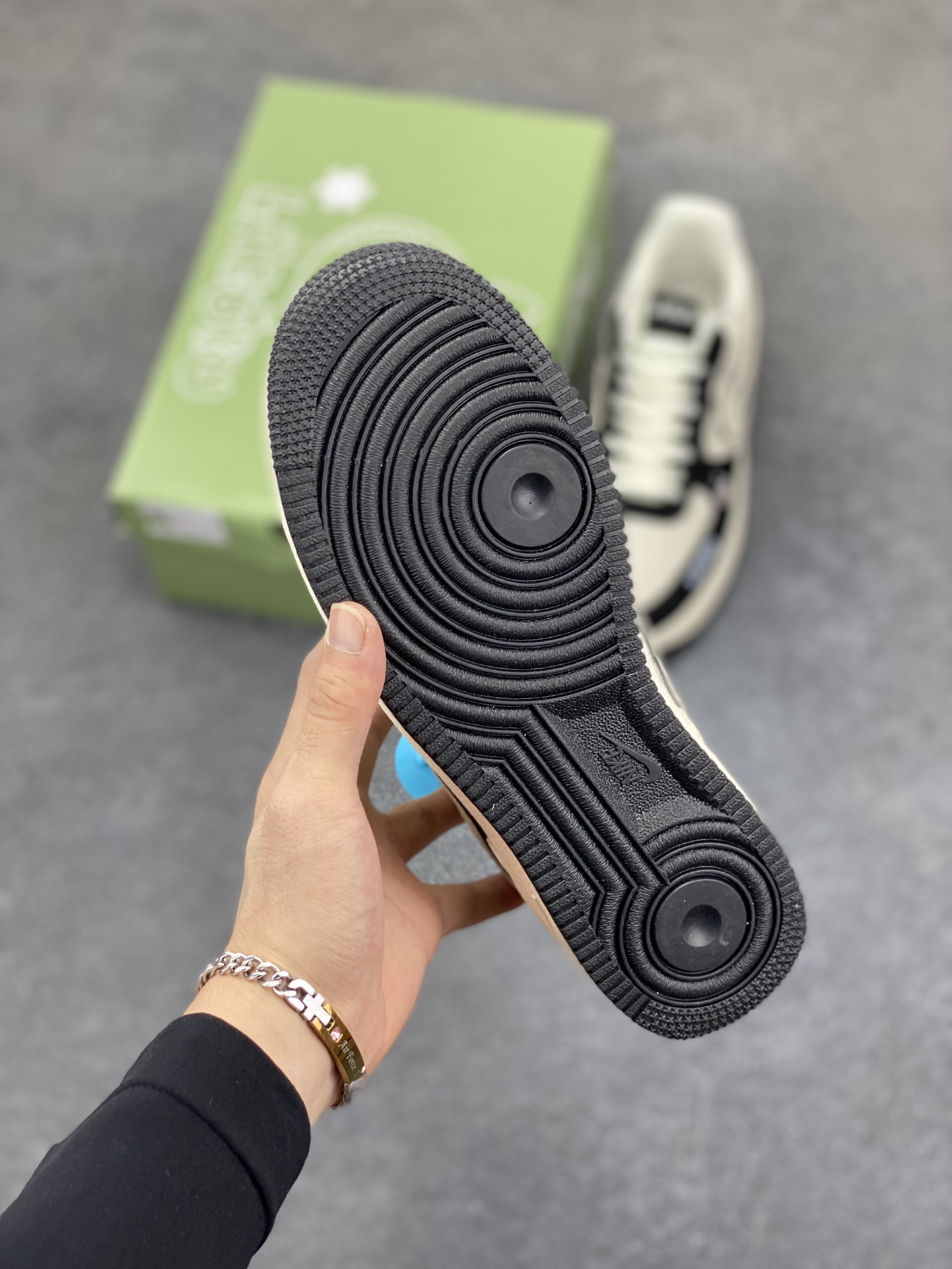 图片[5]-高端定制Nike Air Force 1 \’07 Low “Labubu联名— 奶白黑” 拉布布印花 按钮挂件 高端定制 低帮休闲板鞋 定制鞋盒 大厂纯原品质出货 超高清洁度 皮料切割干净无任何毛边 细节完美 货号：DX0188-092 尺码：36 36.5 37.5 38 38.5 39 40 40.5 41 42 42.5 43 44 44.5 45-选品中心