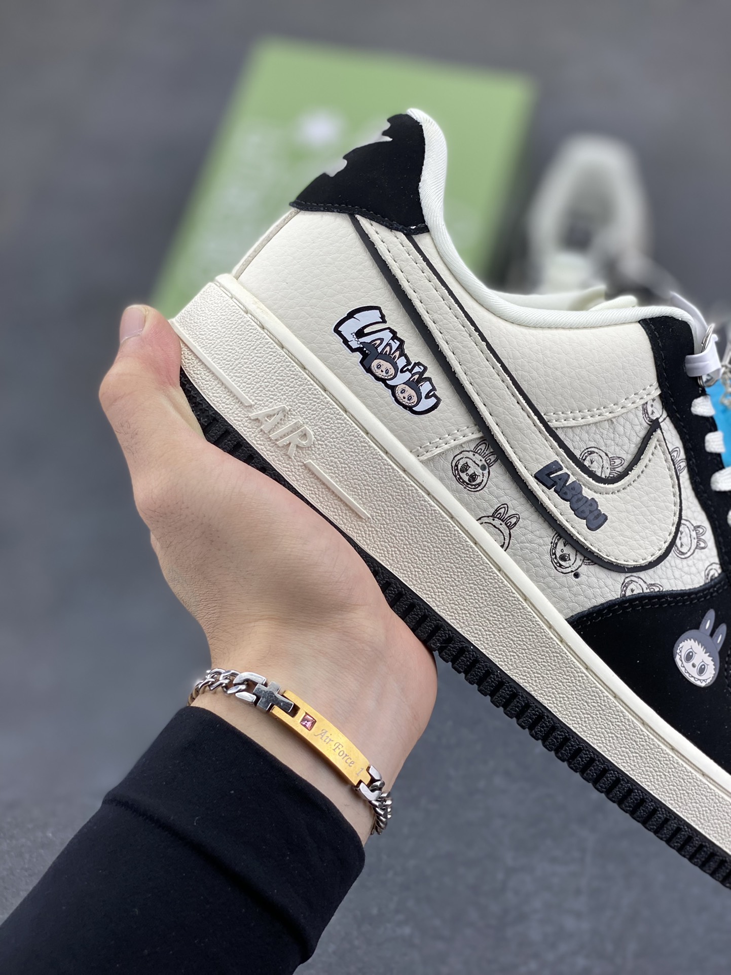 图片[6]-高端定制Nike Air Force 1 \’07 Low “Labubu联名— 奶白黑” 拉布布印花 按钮挂件 高端定制 低帮休闲板鞋 定制鞋盒 大厂纯原品质出货 超高清洁度 皮料切割干净无任何毛边 细节完美 货号：DX0188-092 尺码：36 36.5 37.5 38 38.5 39 40 40.5 41 42 42.5 43 44 44.5 45-选品中心