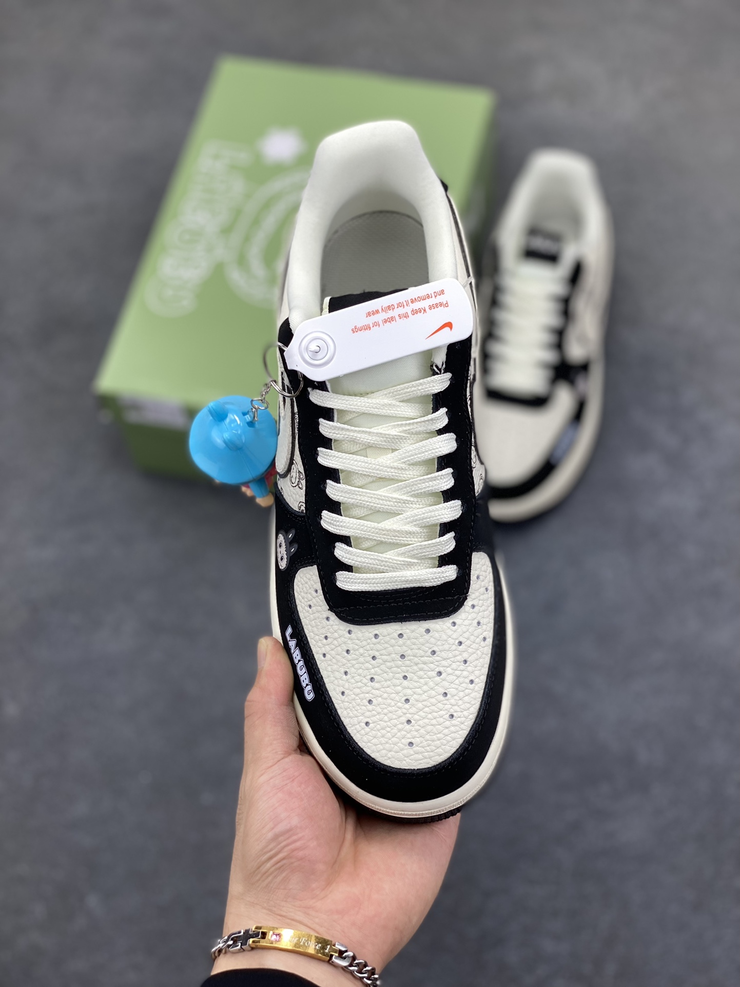 图片[2]-高端定制Nike Air Force 1 \’07 Low “Labubu联名— 奶白黑” 拉布布印花 按钮挂件 高端定制 低帮休闲板鞋 定制鞋盒 大厂纯原品质出货 超高清洁度 皮料切割干净无任何毛边 细节完美 货号：DX0188-092 尺码：36 36.5 37.5 38 38.5 39 40 40.5 41 42 42.5 43 44 44.5 45-选品中心