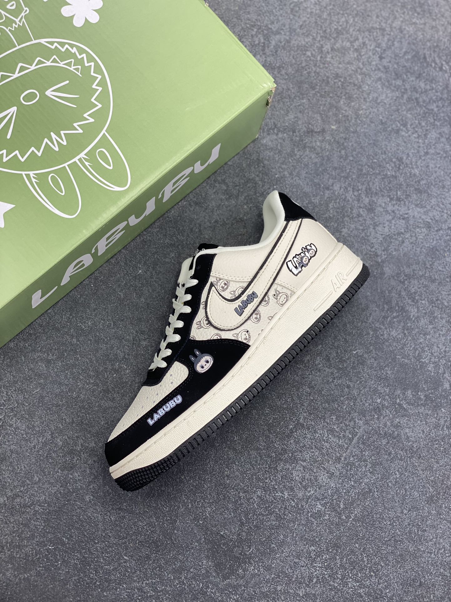 图片[7]-高端定制Nike Air Force 1 \’07 Low “Labubu联名— 奶白黑” 拉布布印花 按钮挂件 高端定制 低帮休闲板鞋 定制鞋盒 大厂纯原品质出货 超高清洁度 皮料切割干净无任何毛边 细节完美 货号：DX0188-092 尺码：36 36.5 37.5 38 38.5 39 40 40.5 41 42 42.5 43 44 44.5 45-选品中心